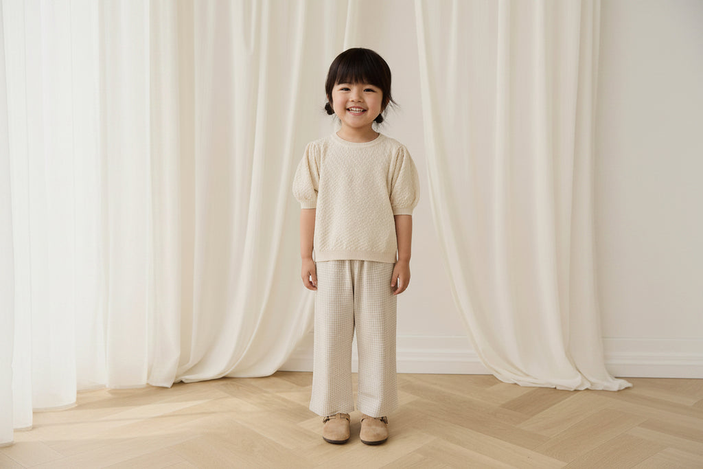 Haut smocké romantique en coton uni Cornsilk avec manches bouffantes et tricot texturé pour enfants de 6 mois à 10 ans