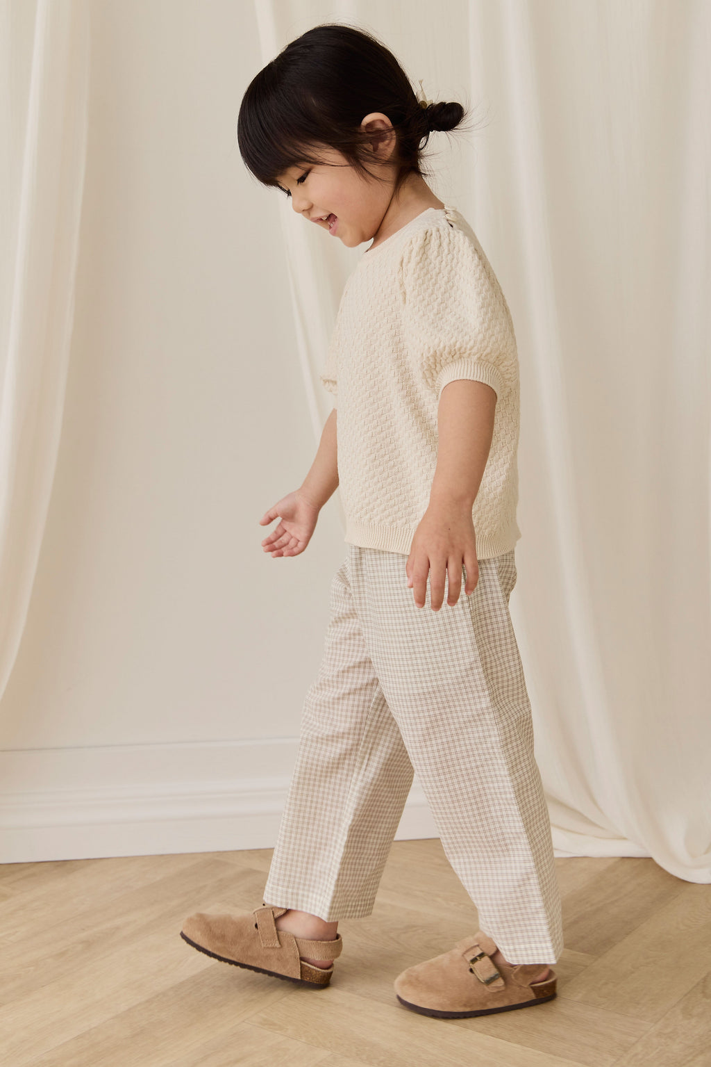 Haut smocké romantique en coton uni Cornsilk avec manches bouffantes et tricot texturé pour enfants de 6 mois à 10 ans