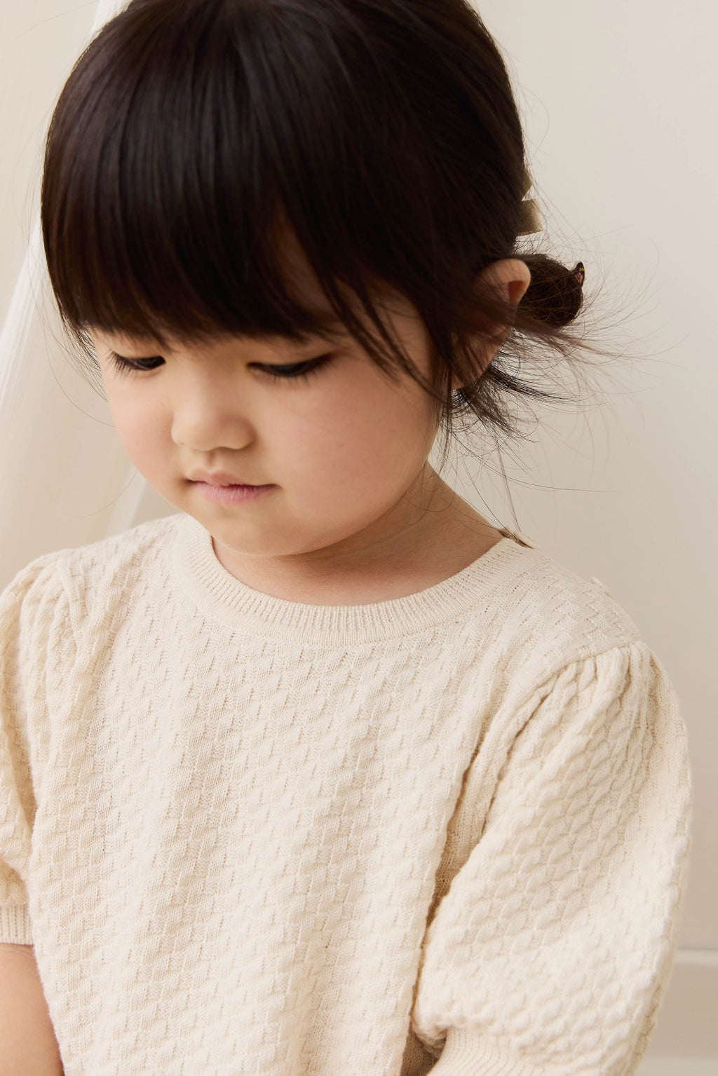 Haut smocké romantique en coton uni Cornsilk avec manches bouffantes et tricot texturé pour enfants de 6 mois à 10 ans