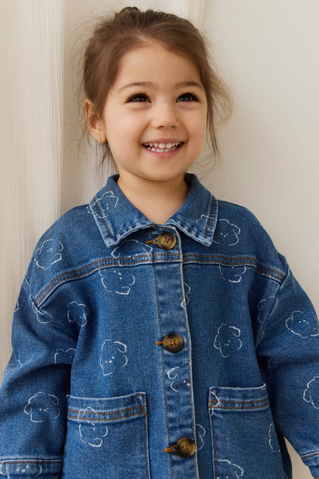 Veste en jean en coton recyclé bleu décontracté à motif intégral avec encolure à volants et poches plaquées pour enfants de 6 mois à 10 ans