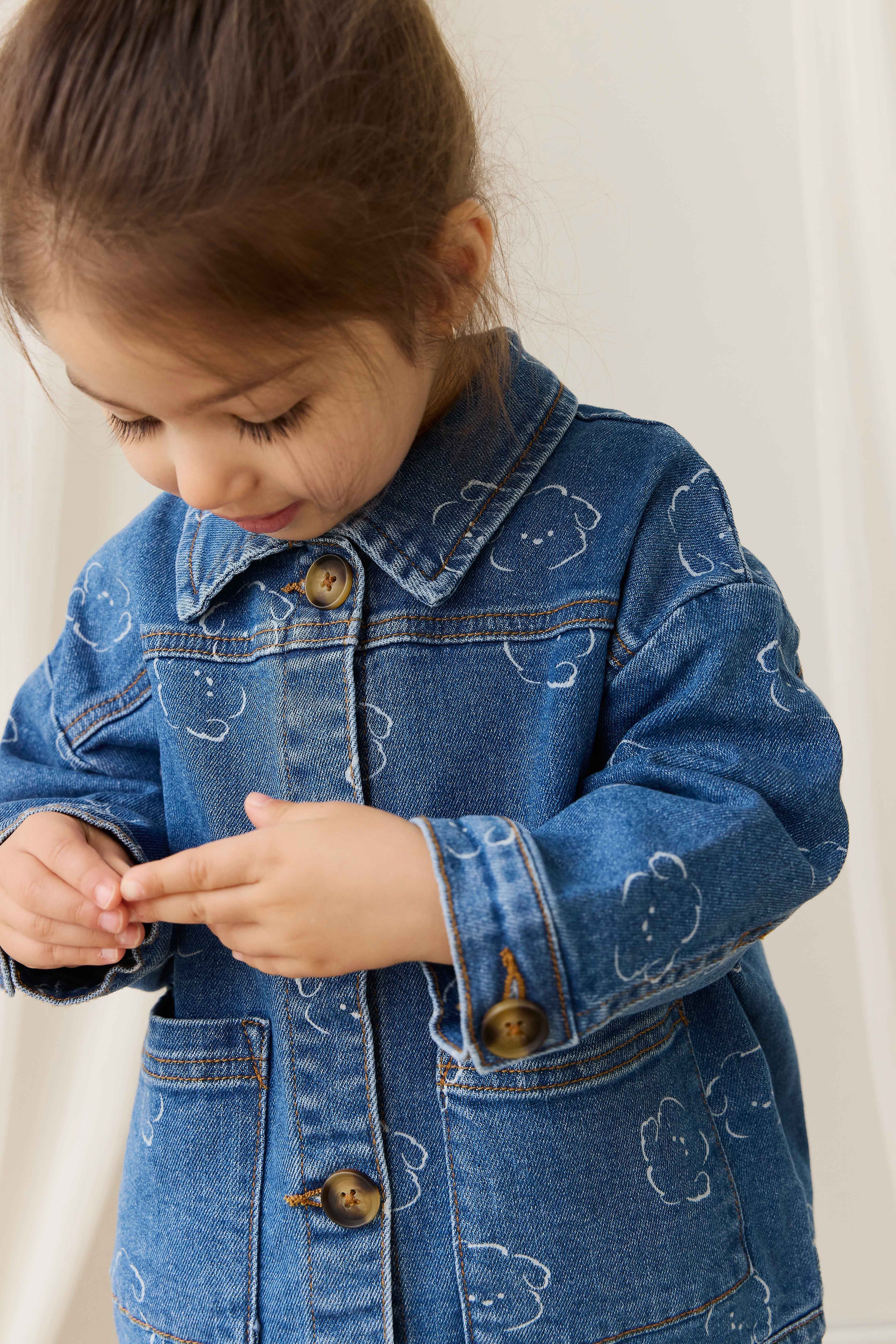 Veste en jean en coton recyclé bleu décontracté à motif intégral avec encolure à volants et poches plaquées pour enfants de 6 mois à 10 ans