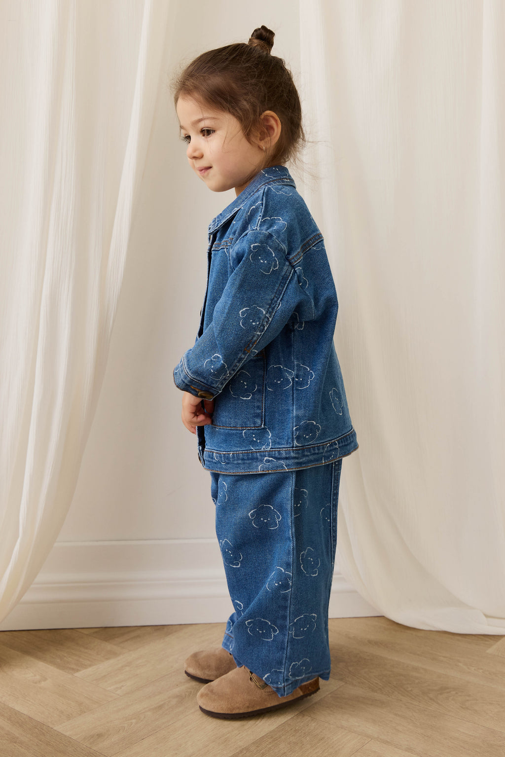 Veste en jean en coton recyclé bleu décontracté à motif intégral avec encolure à volants et poches plaquées pour enfants de 6 mois à 10 ans