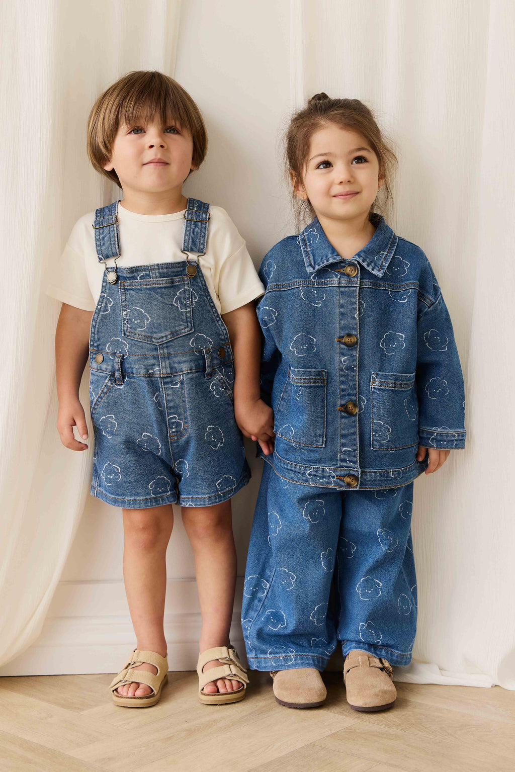 Pantalon en jean décontracté en coton bleu avec motif intégral, taille élastiquée et poches fonctionnelles pour enfants de 6 mois à 8 ans