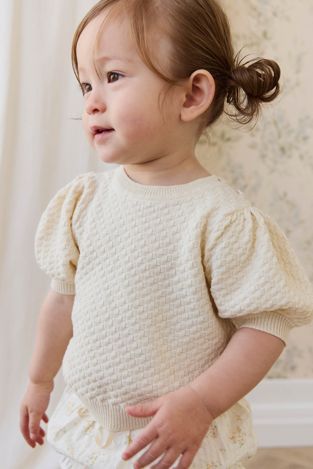 Haut smocké romantique en coton uni Cornsilk avec manches bouffantes et tricot texturé pour enfants de 6 mois à 10 ans