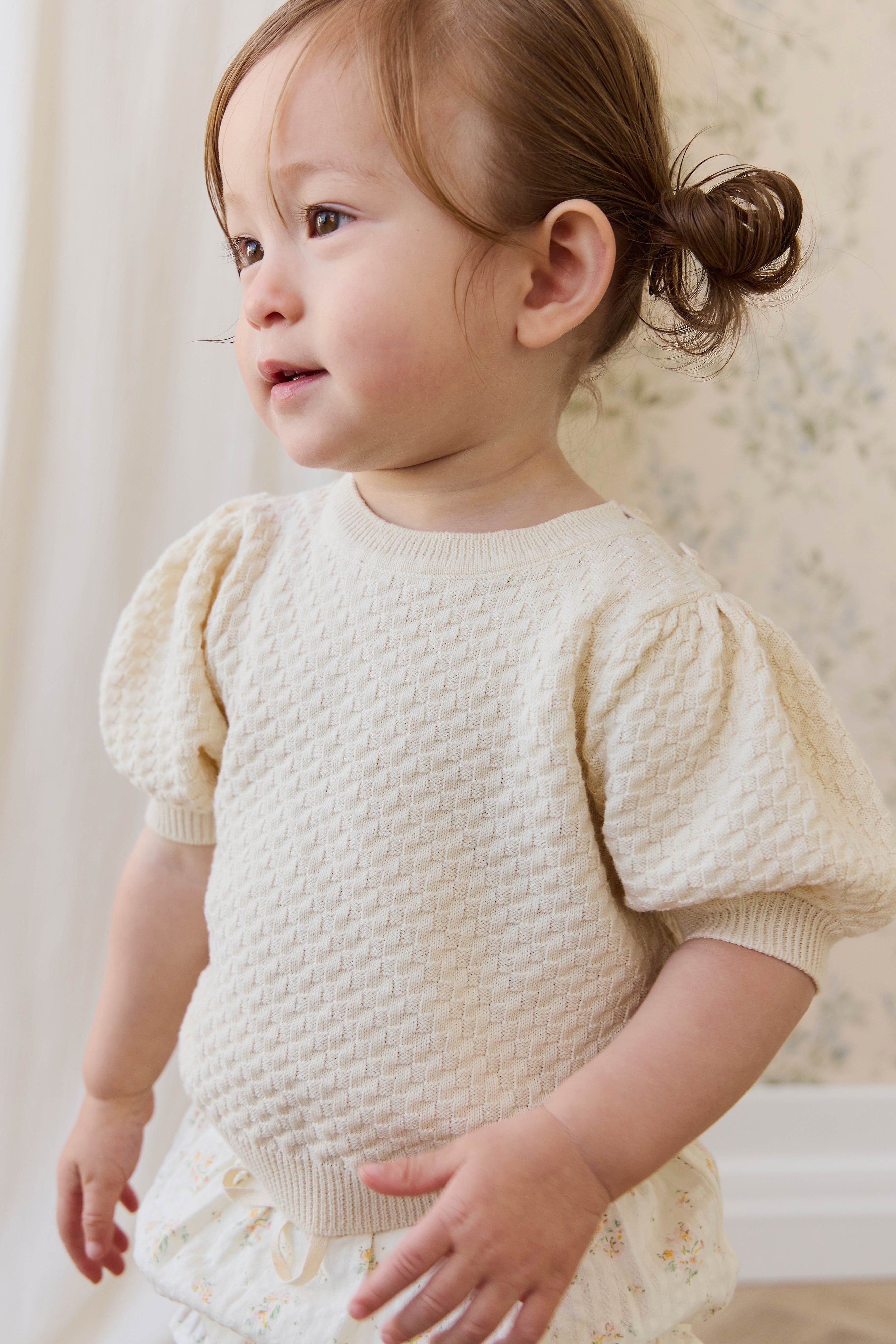Haut smocké romantique en coton uni Cornsilk avec manches bouffantes et tricot texturé pour enfants de 6 mois à 10 ans