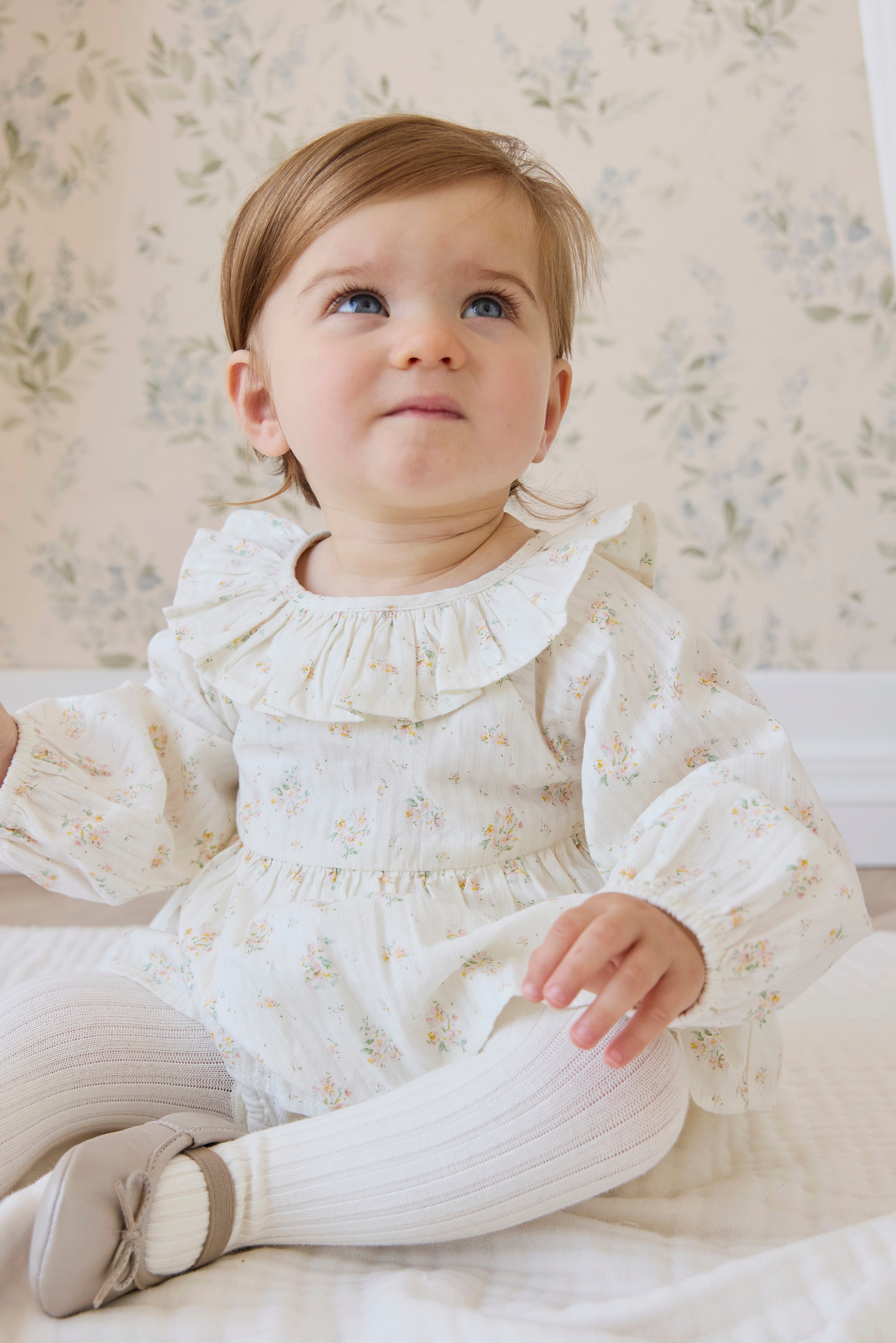 Combinaison barboteuse à volants en coton biologique et imprimé floral « Parchemin romantique » pour bébés de 0 à 3 ans
