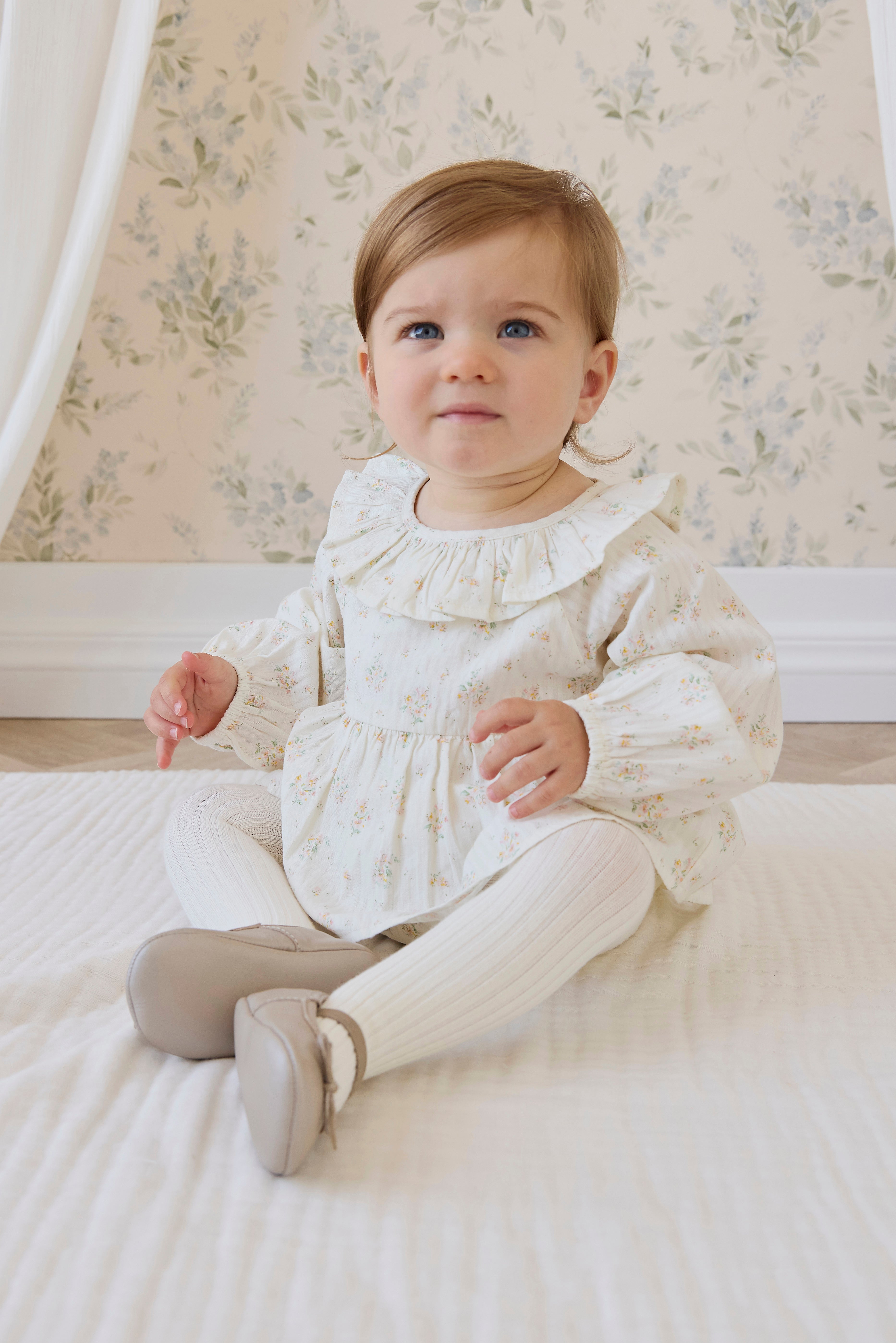Combinaison barboteuse à volants en coton biologique et imprimé floral « Parchemin romantique » pour bébés de 0 à 3 ans