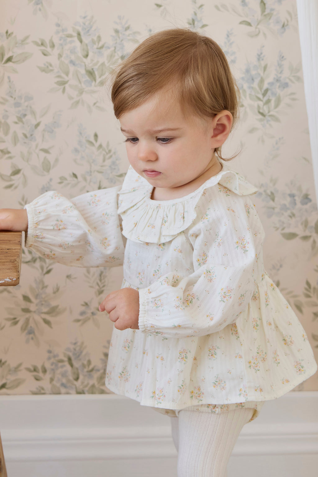 Combinaison barboteuse à volants en coton biologique et imprimé floral « Parchemin romantique » pour bébés de 0 à 3 ans