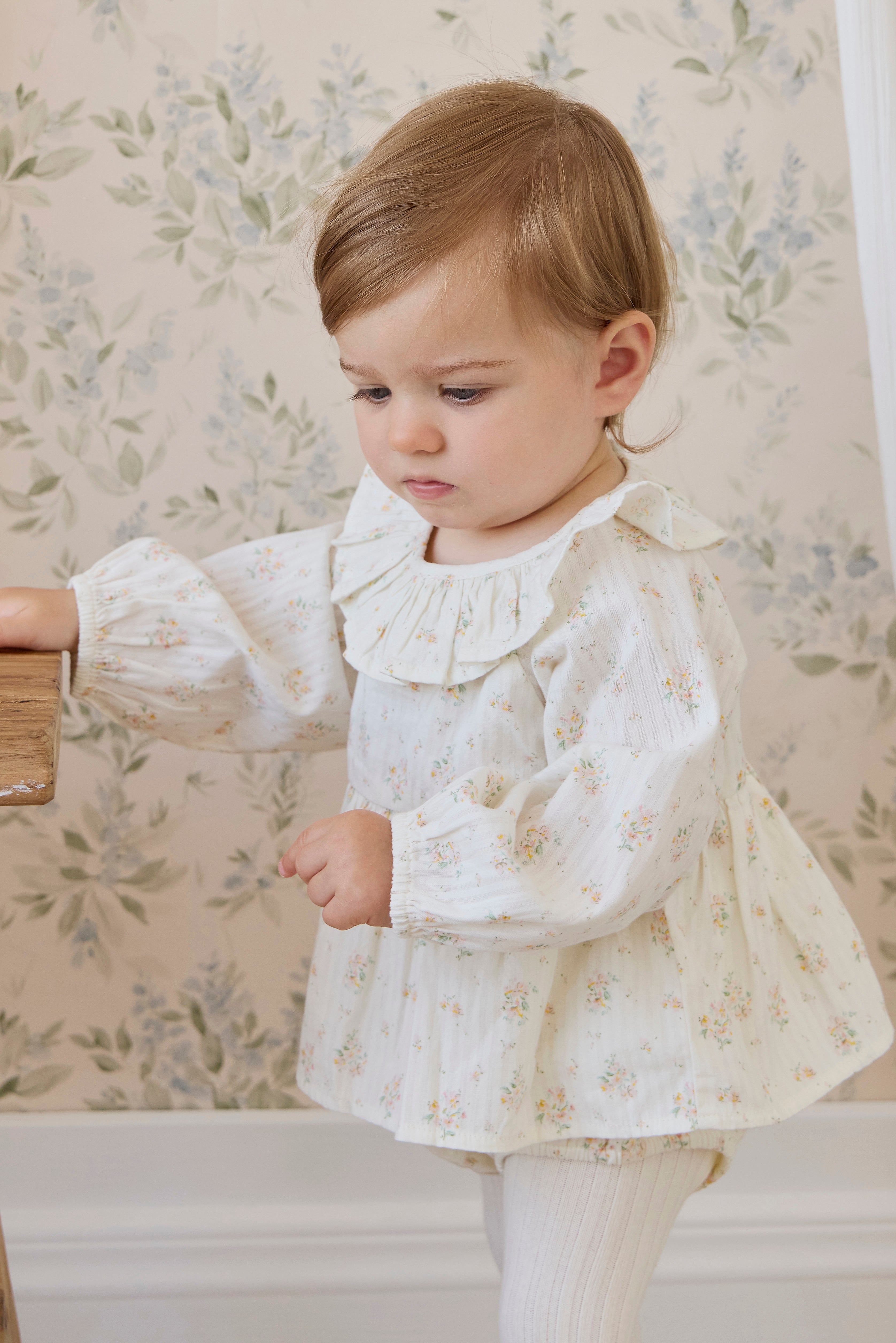 Combinaison barboteuse à volants en coton biologique et imprimé floral « Parchemin romantique » pour bébés de 0 à 3 ans