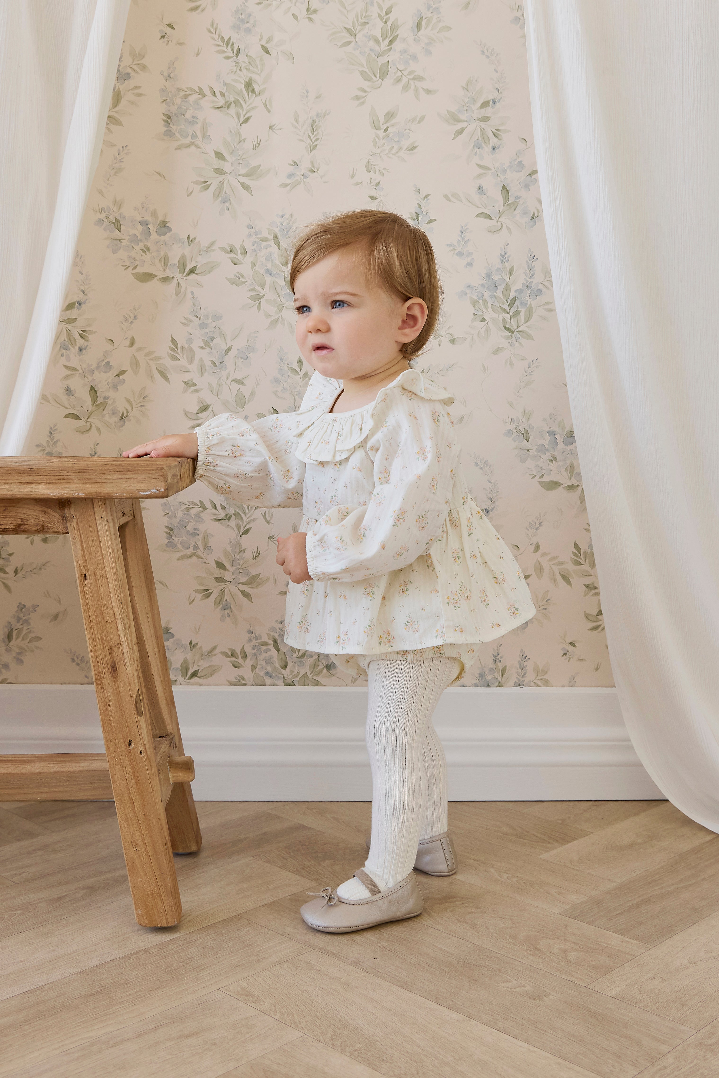 Combinaison barboteuse à volants en coton biologique et imprimé floral « Parchemin romantique » pour bébés de 0 à 3 ans