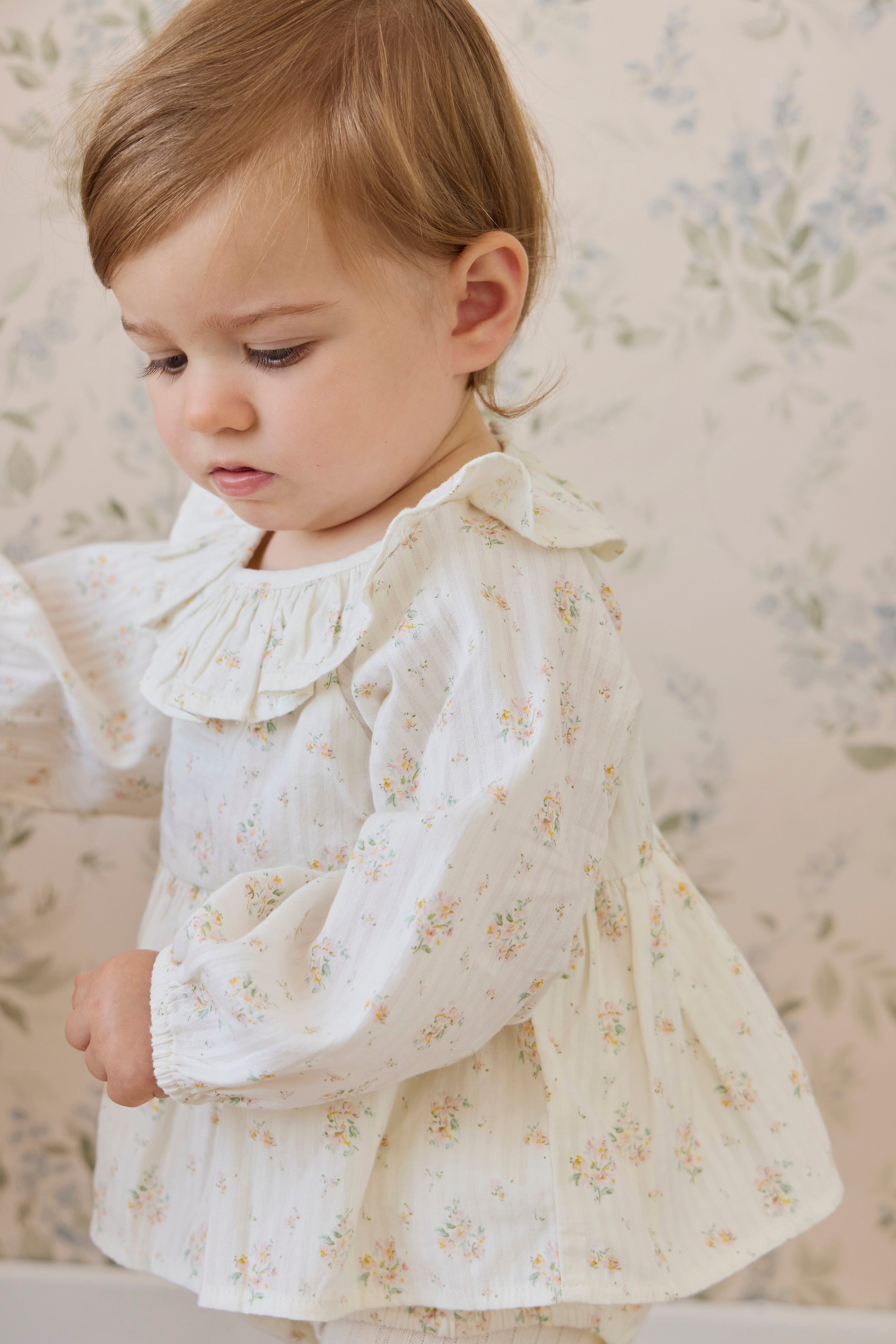 Combinaison barboteuse à volants en coton biologique et imprimé floral « Parchemin romantique » pour bébés de 0 à 3 ans