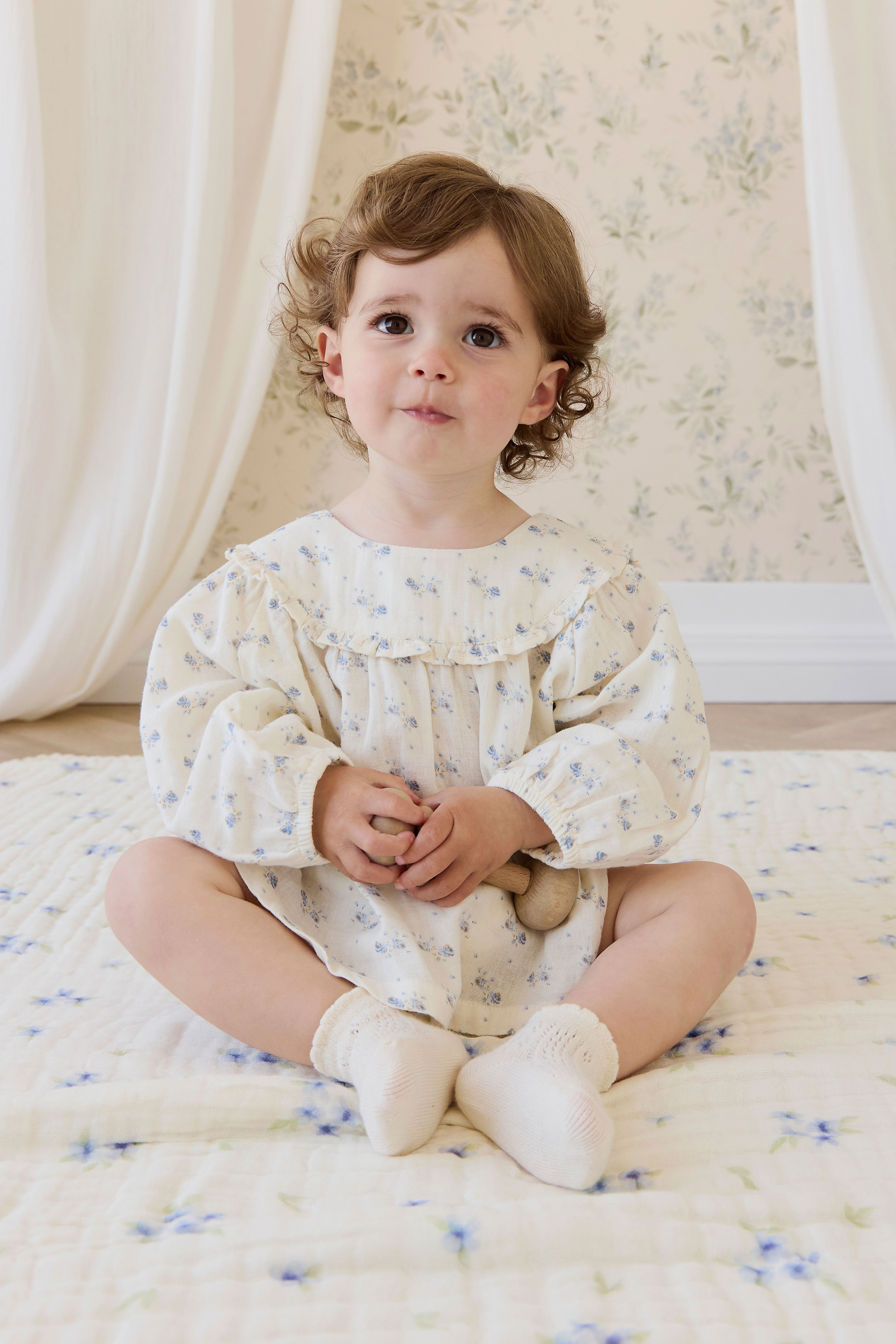 Blouse pour enfants en mousseline de coton biologique Molly Blue à fleurs romantique avec encolure à volants et manches bouffantes – 0-10 ans