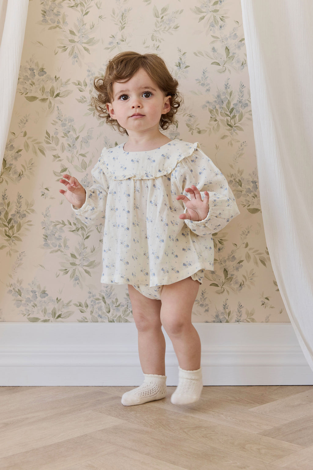 Blouse pour enfants en mousseline de coton biologique Molly Blue à fleurs romantique avec encolure à volants et manches bouffantes – 0-10 ans