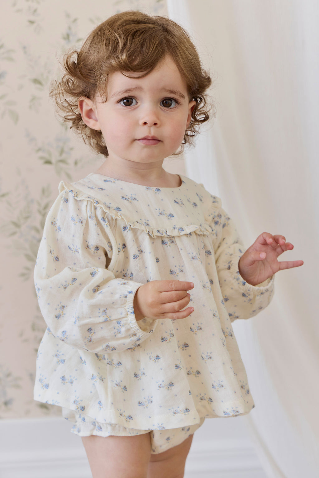 Blouse pour enfants en mousseline de coton biologique Molly Blue à fleurs romantique avec encolure à volants et manches bouffantes – 0-10 ans