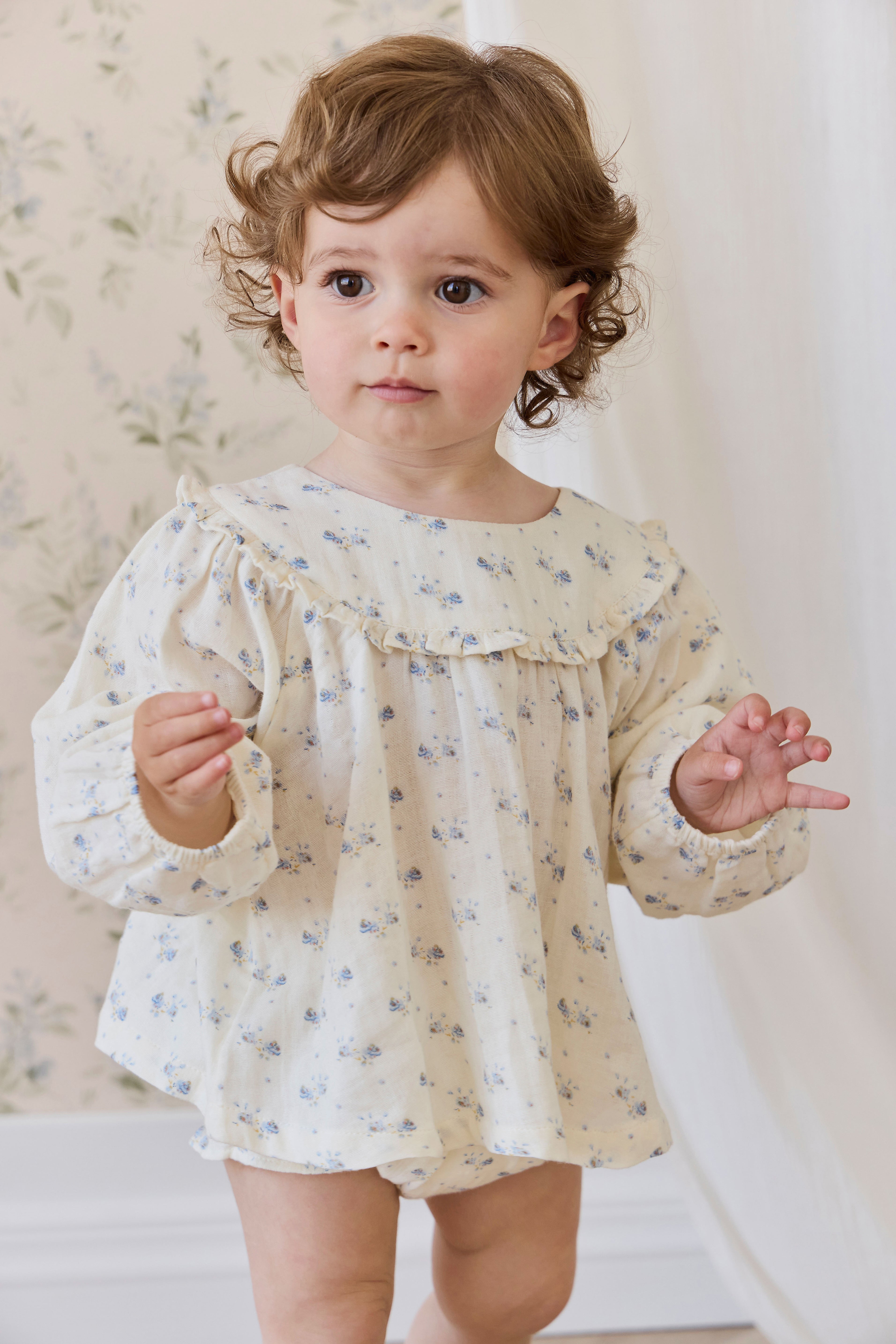 Blouse pour enfants en mousseline de coton biologique Molly Blue à fleurs romantique avec encolure à volants et manches bouffantes – 0-10 ans