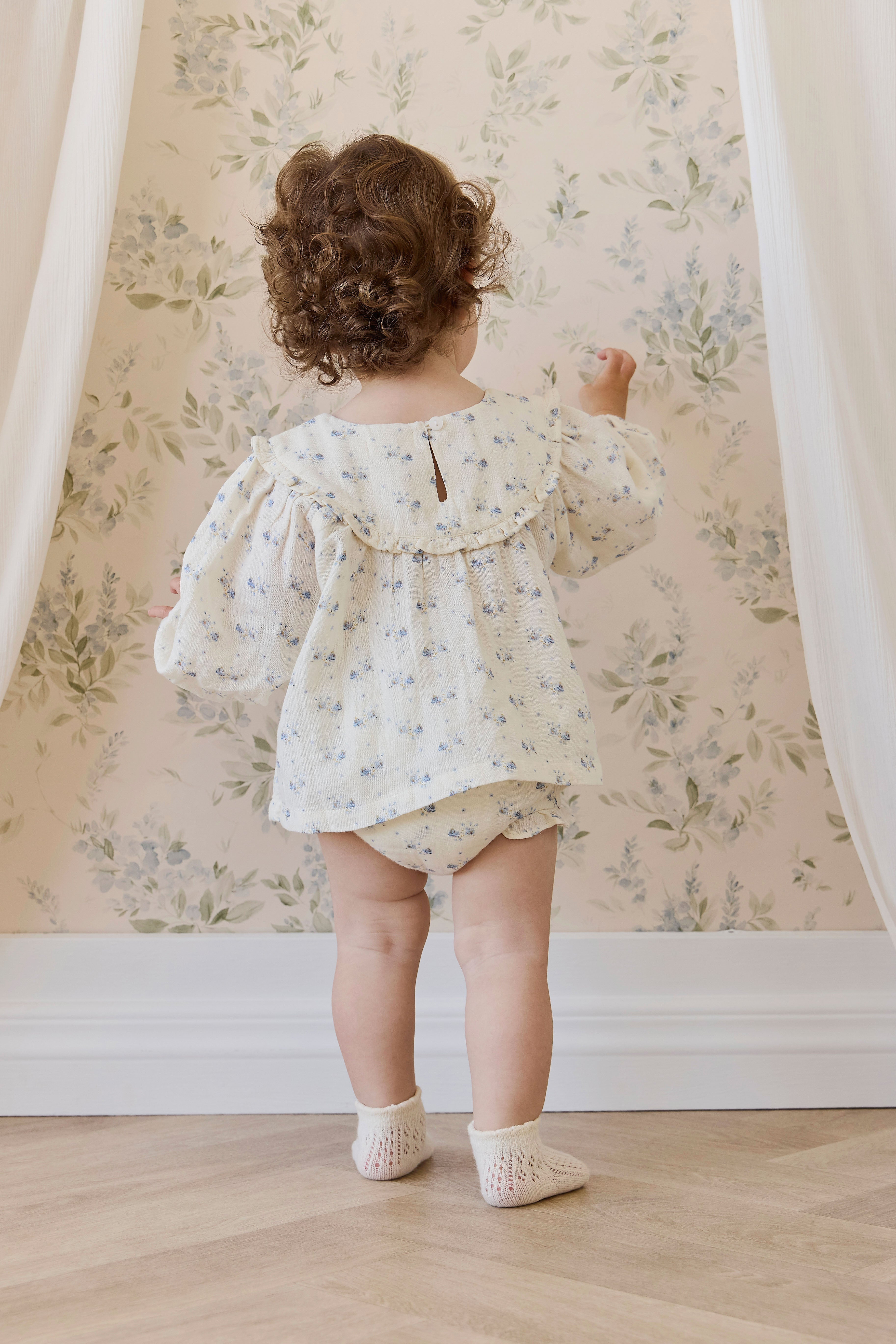 Blouse pour enfants en mousseline de coton biologique Molly Blue à fleurs romantique avec encolure à volants et manches bouffantes – 0-10 ans