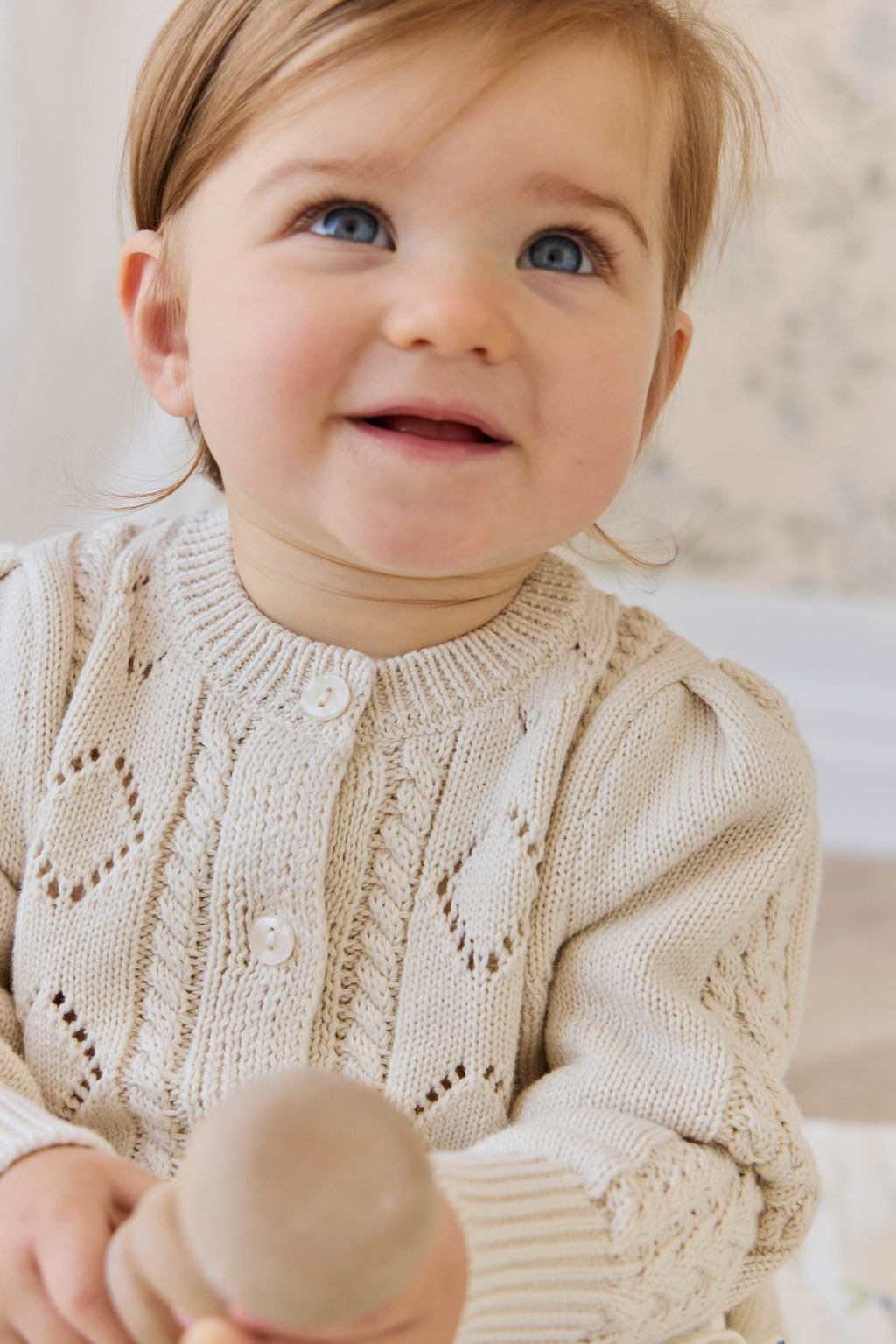 Cardigan en maille de coton évasé couleur vanille avec boutons sur le devant et ourlet évasé pour enfants de 6 mois à 10 ans