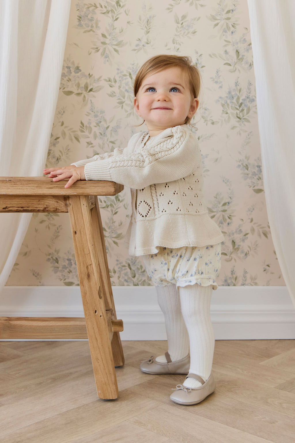 Cardigan en maille de coton évasé couleur vanille avec boutons sur le devant et ourlet évasé pour enfants de 6 mois à 10 ans