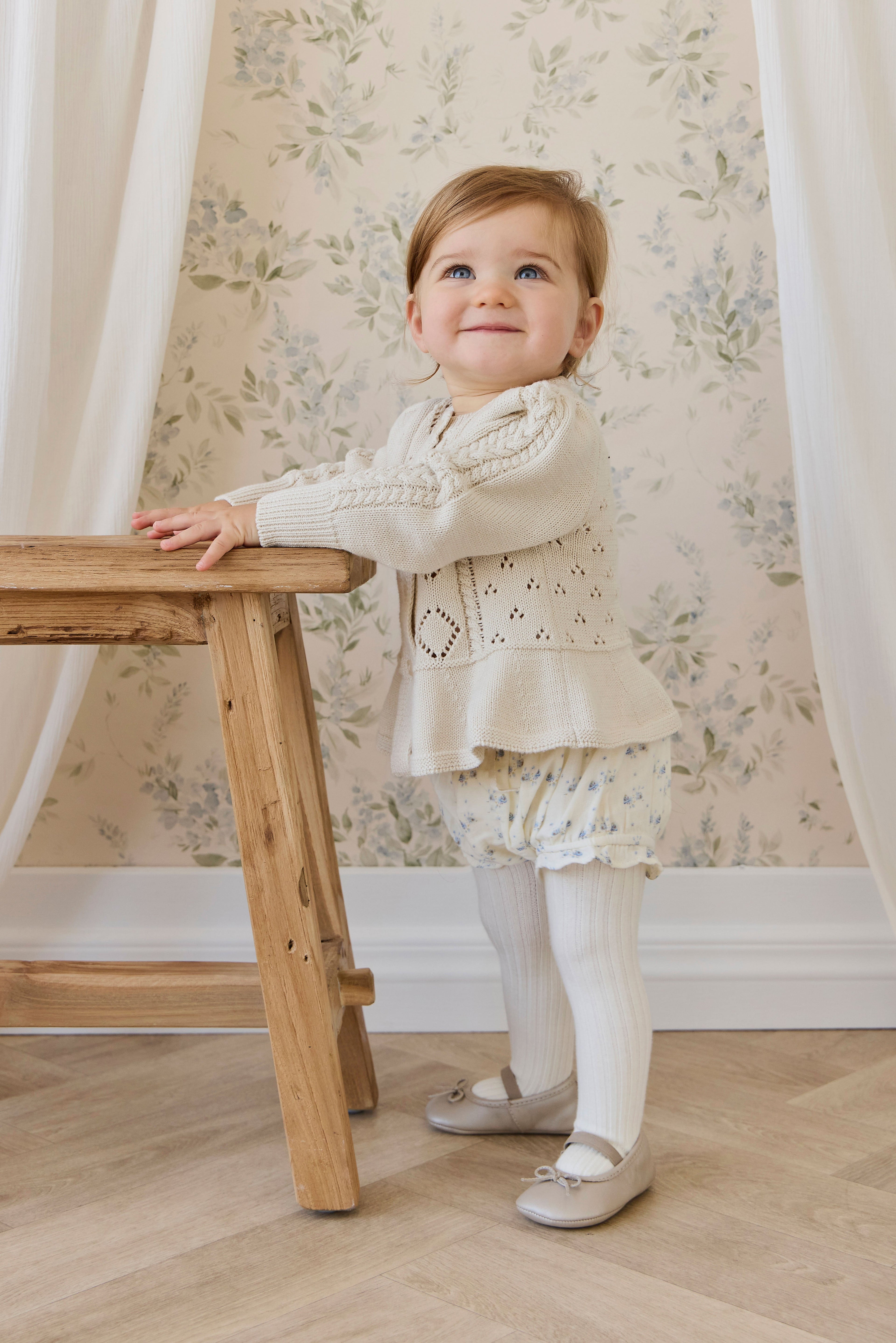 Cardigan en maille de coton évasé couleur vanille avec boutons sur le devant et ourlet évasé pour enfants de 6 mois à 10 ans