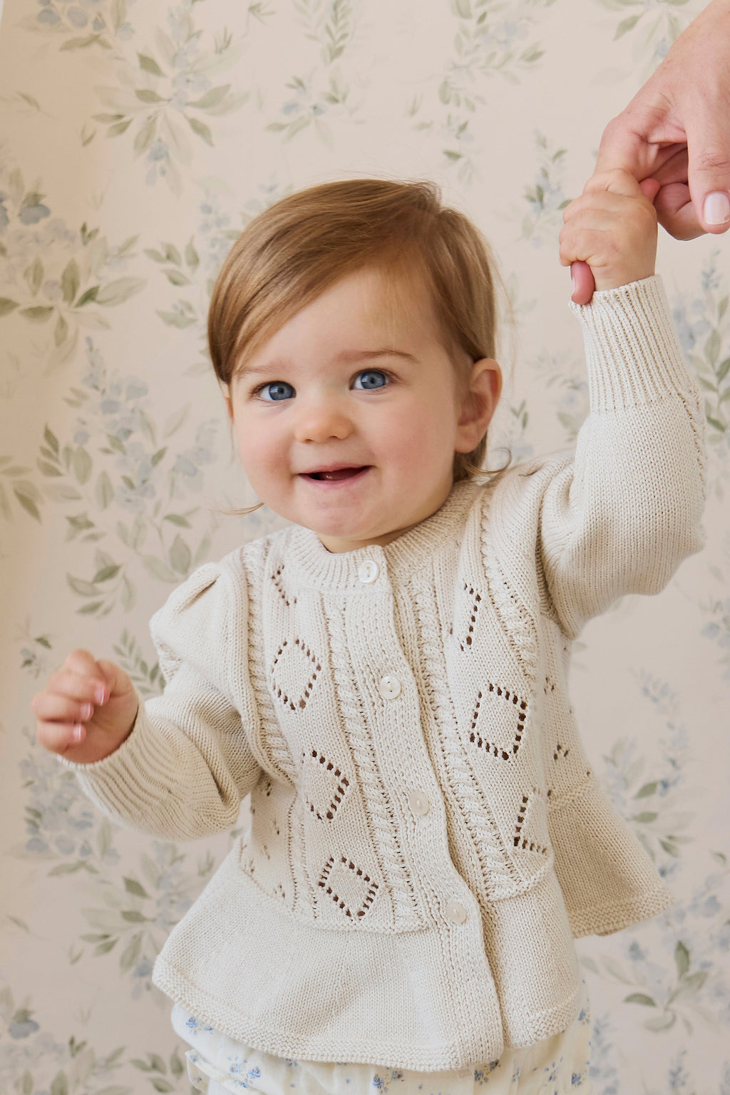 Cardigan en maille de coton évasé couleur vanille avec boutons sur le devant et ourlet évasé pour enfants de 6 mois à 10 ans
