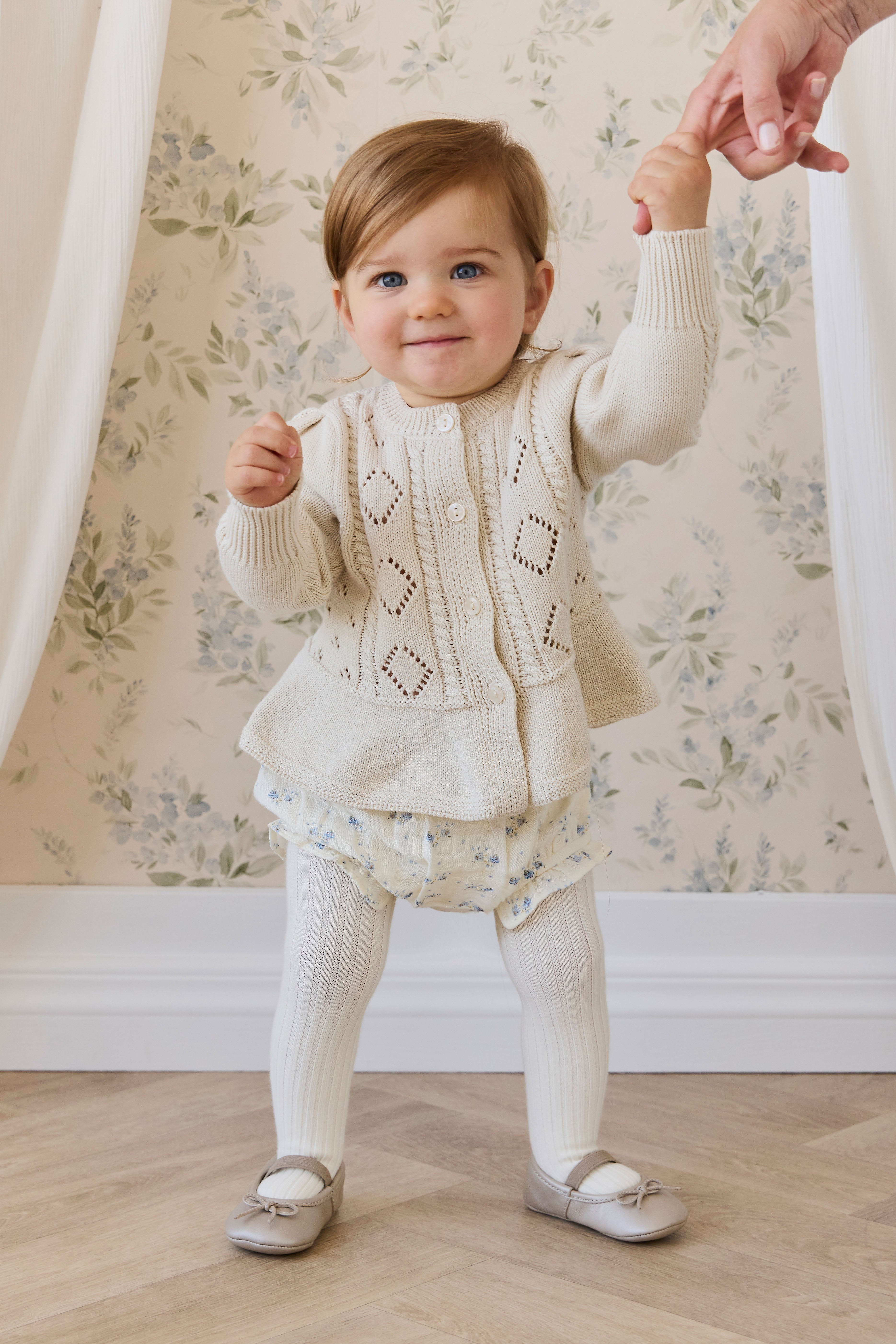 Cardigan en maille de coton évasé couleur vanille avec boutons sur le devant et ourlet évasé pour enfants de 6 mois à 10 ans
