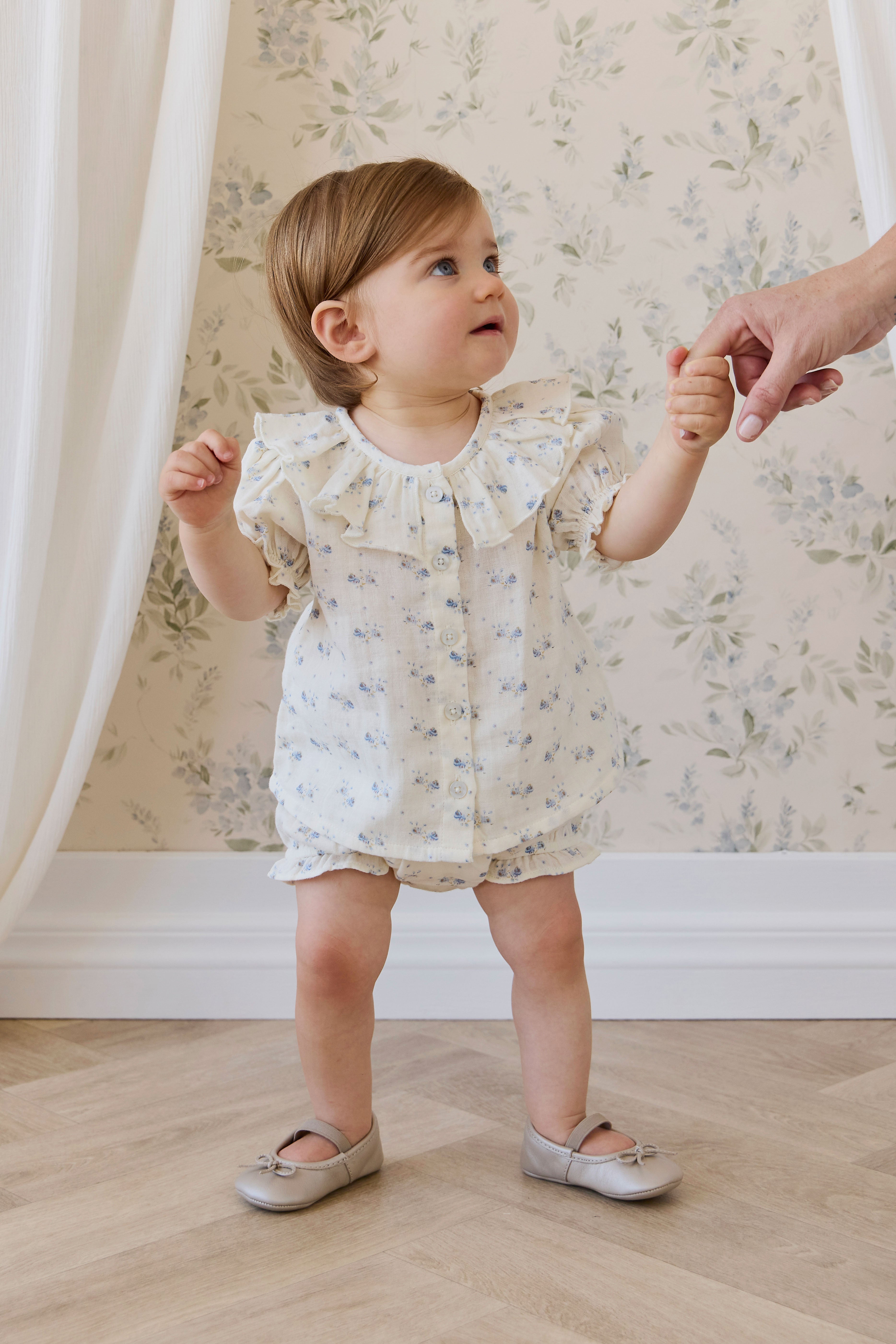 Haut en mousseline de coton biologique Molly Blue à fleurs délicates avec col à volants et manches bouffantes pour enfants de 0 à 10 ans