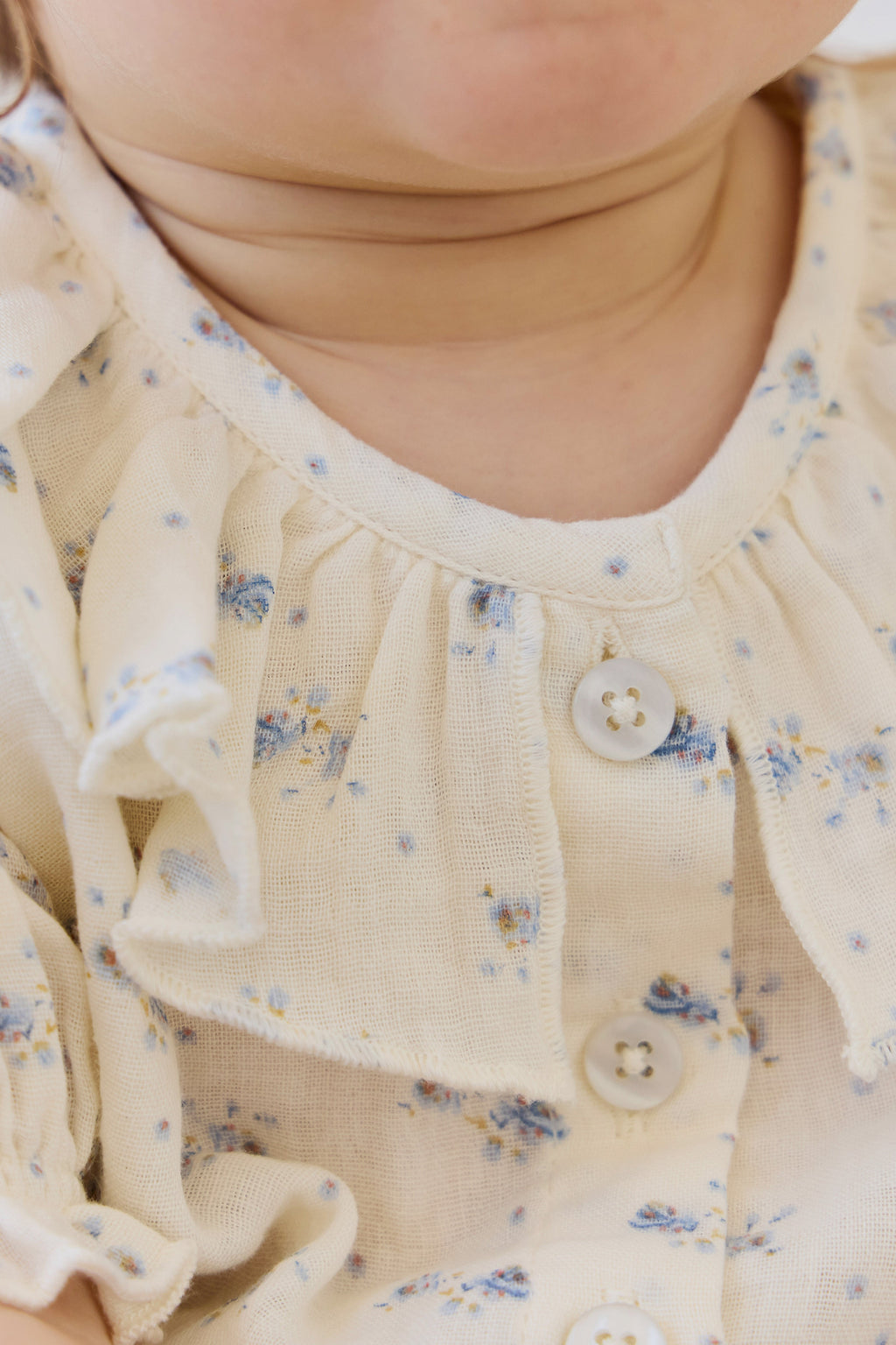 Haut en mousseline de coton biologique Molly Blue à fleurs délicates avec col à volants et manches bouffantes pour enfants de 0 à 10 ans
