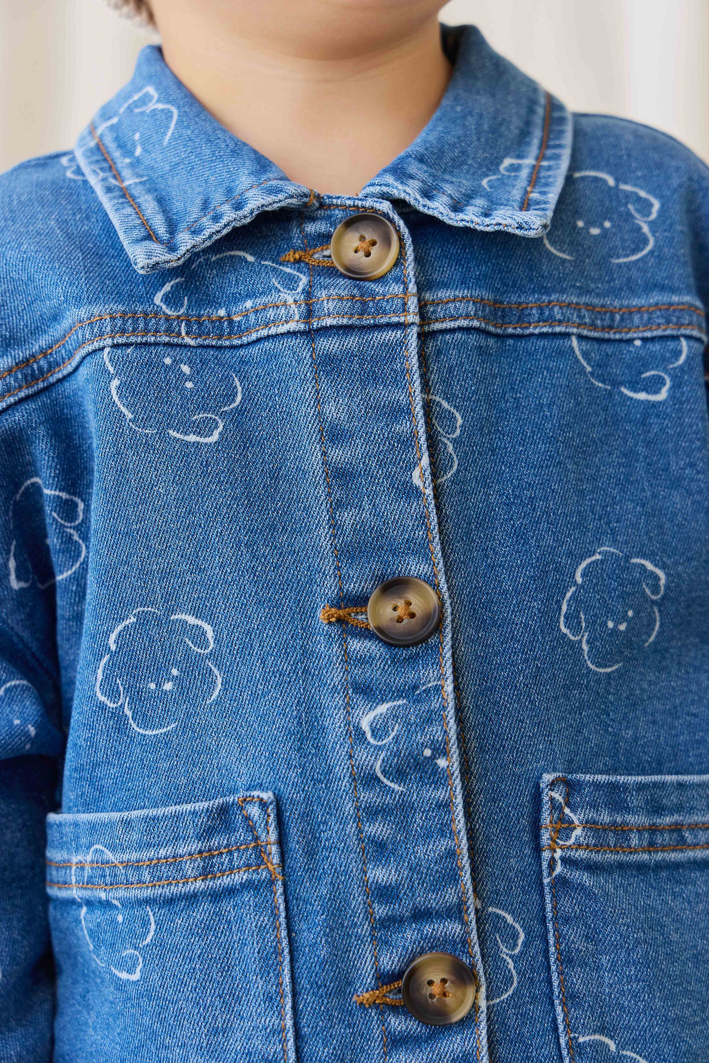 Veste en jean en coton recyclé bleu décontracté à motif intégral avec encolure à volants et poches plaquées pour enfants de 6 mois à 10 ans