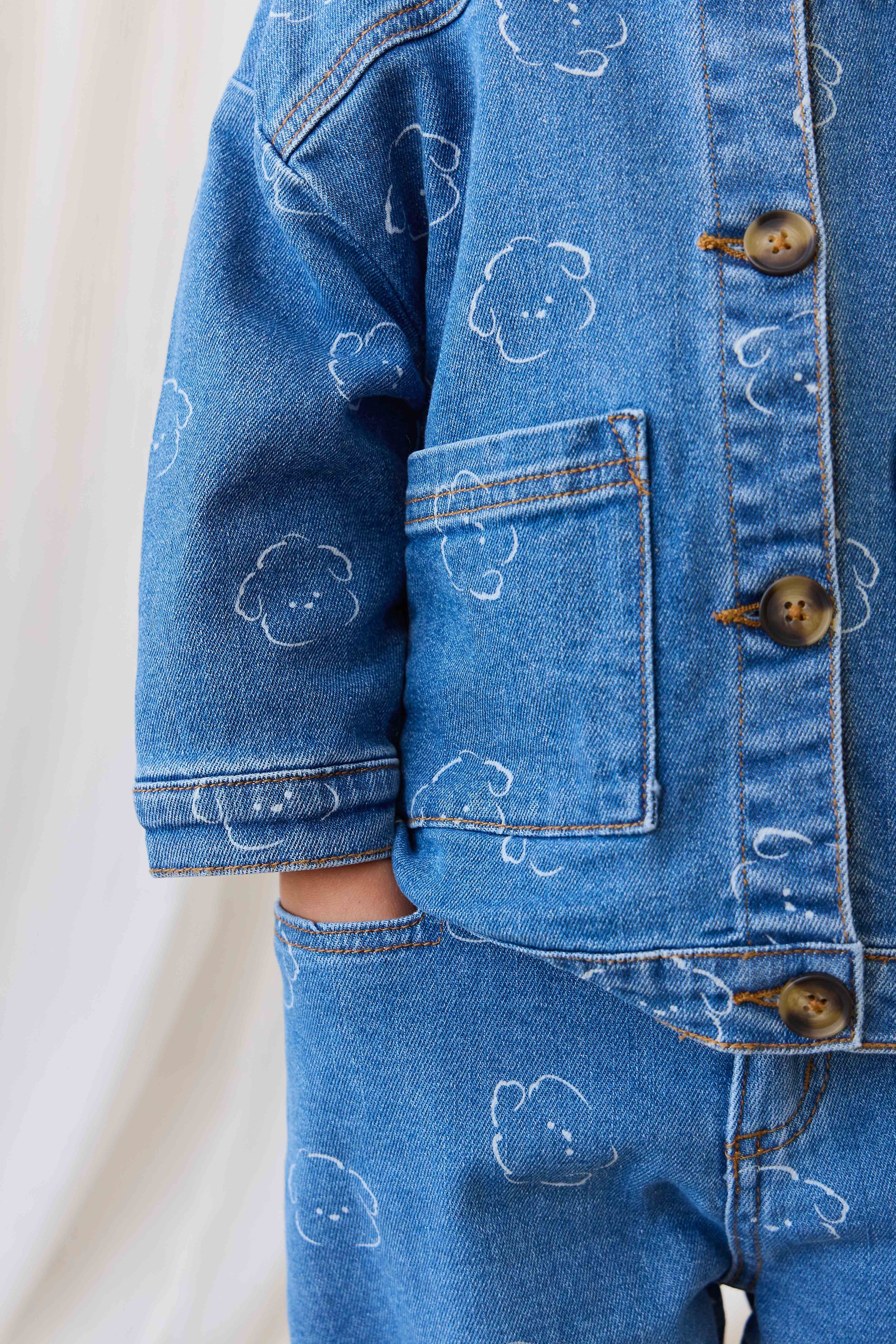 Veste en jean en coton recyclé bleu décontracté à motif intégral avec encolure à volants et poches plaquées pour enfants de 6 mois à 10 ans