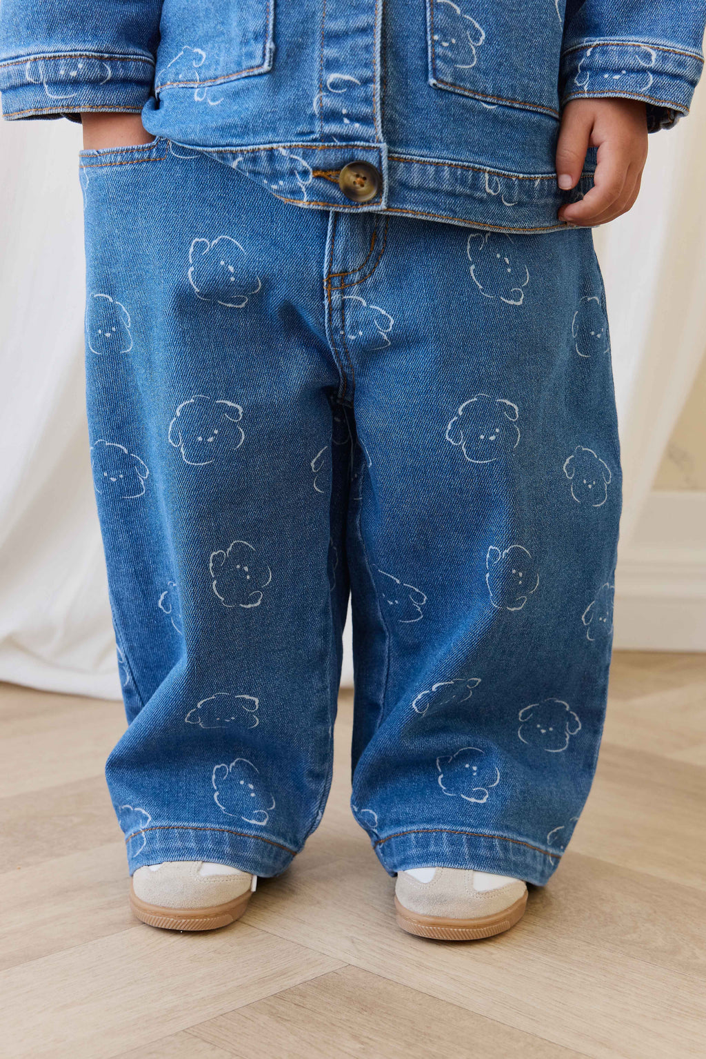 Pantalon en jean décontracté en coton bleu avec motif intégral, taille élastiquée et poches fonctionnelles pour enfants de 6 mois à 8 ans