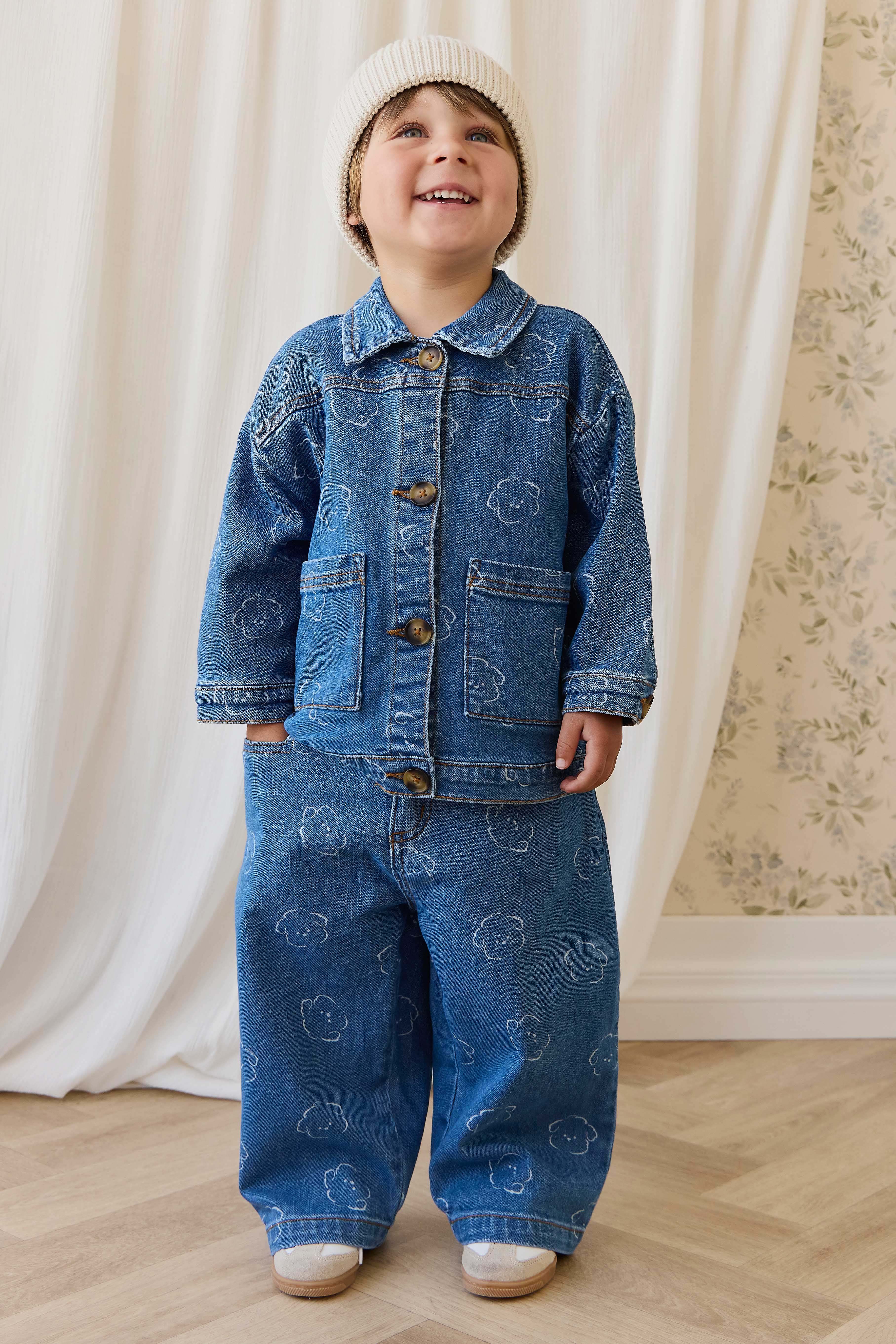 Veste en jean en coton recyclé bleu décontracté à motif intégral avec encolure à volants et poches plaquées pour enfants de 6 mois à 10 ans