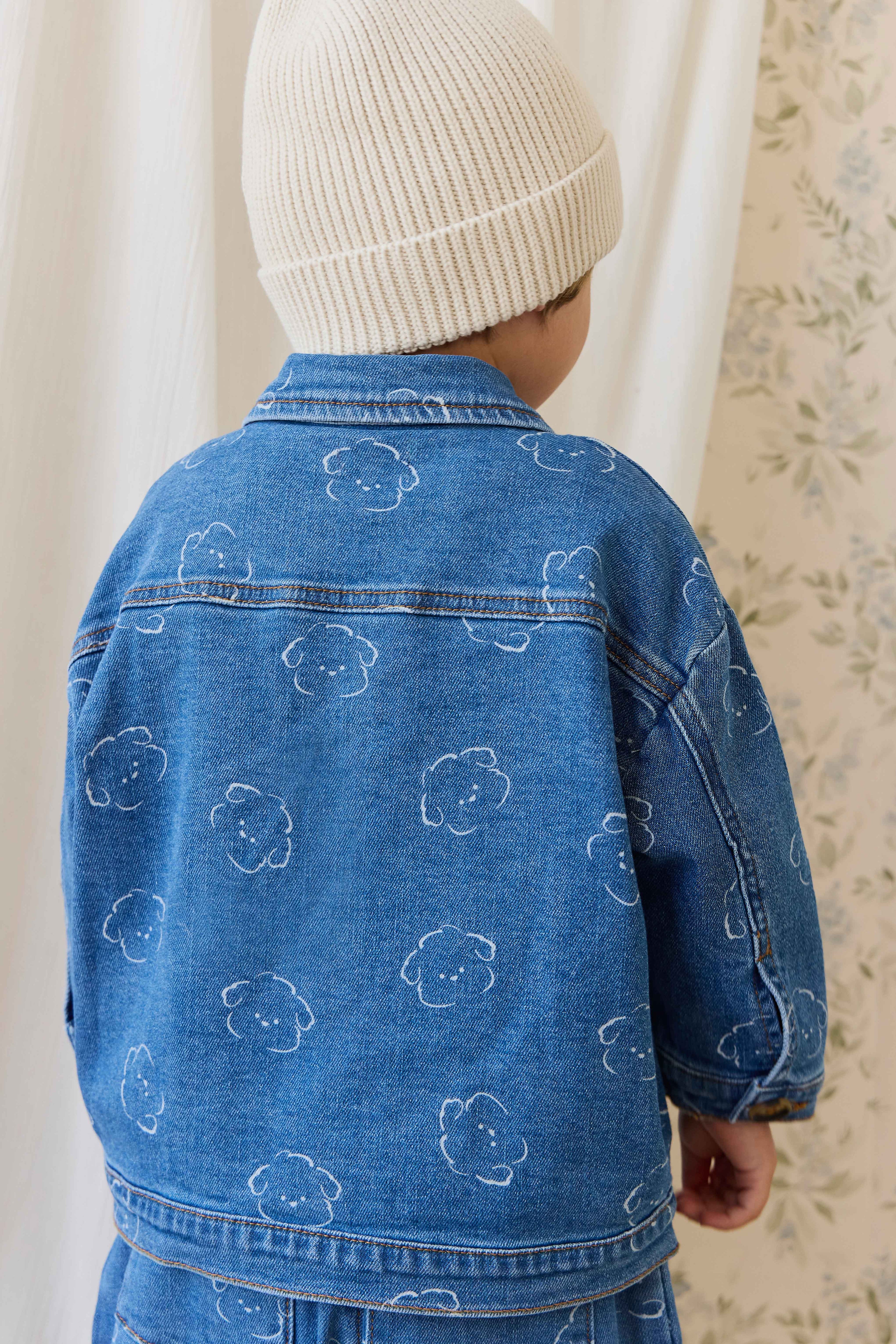 Veste en jean en coton recyclé bleu décontracté à motif intégral avec encolure à volants et poches plaquées pour enfants de 6 mois à 10 ans