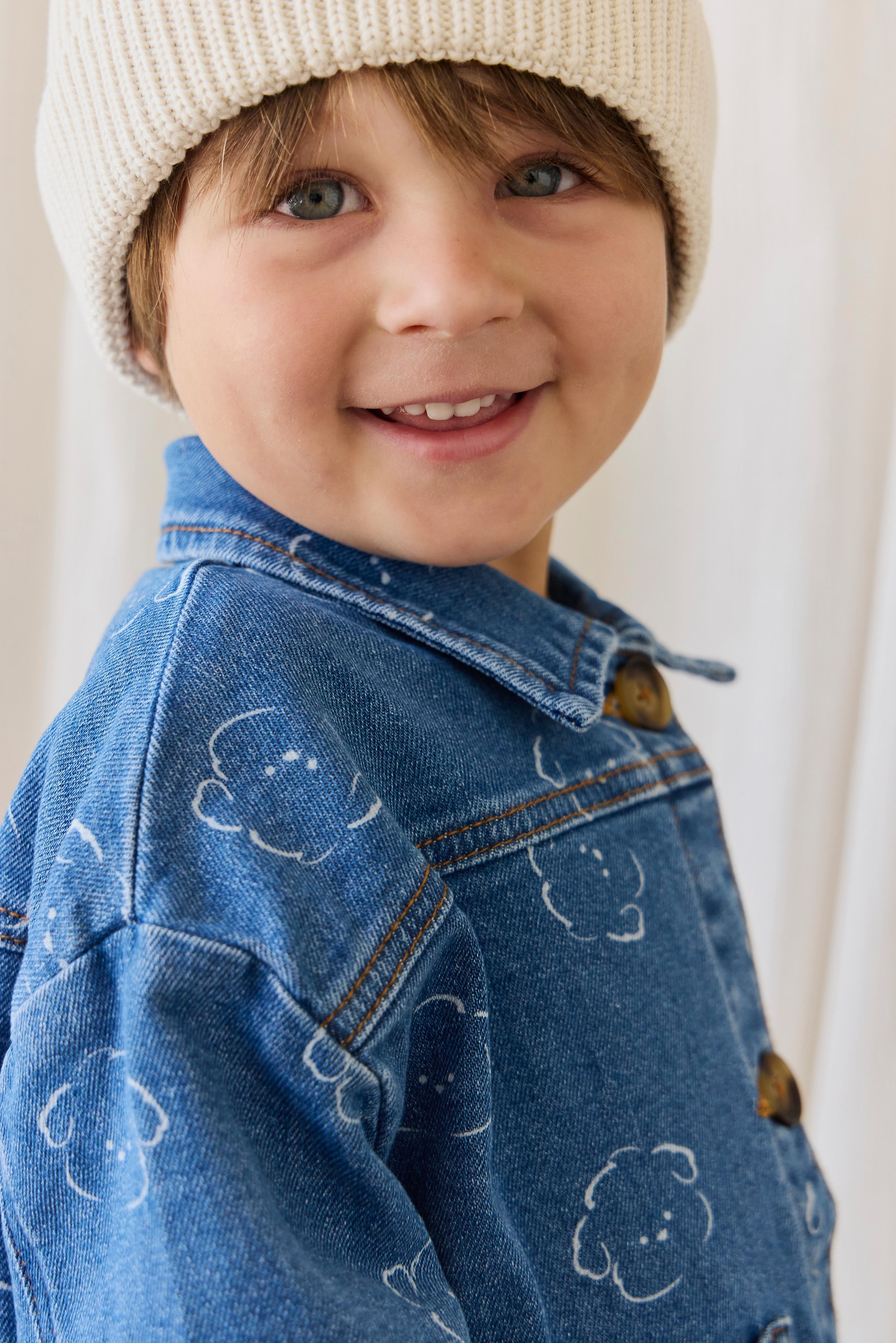 Veste en jean en coton recyclé bleu décontracté à motif intégral avec encolure à volants et poches plaquées pour enfants de 6 mois à 10 ans