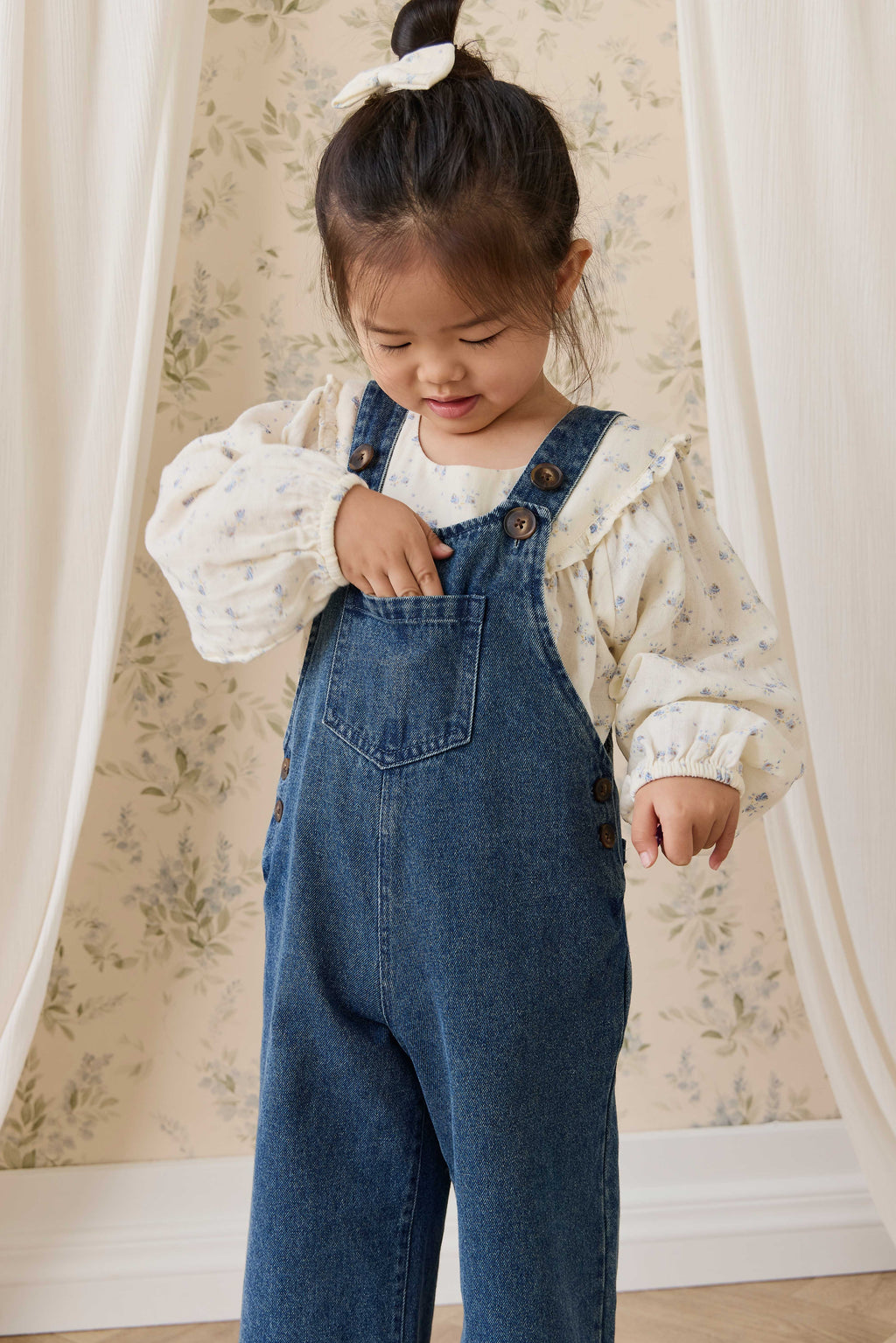 Salopette classique en jean de coton uni indigo à jambes larges avec bavette et bretelles pour enfants de 6 mois à 10 ans