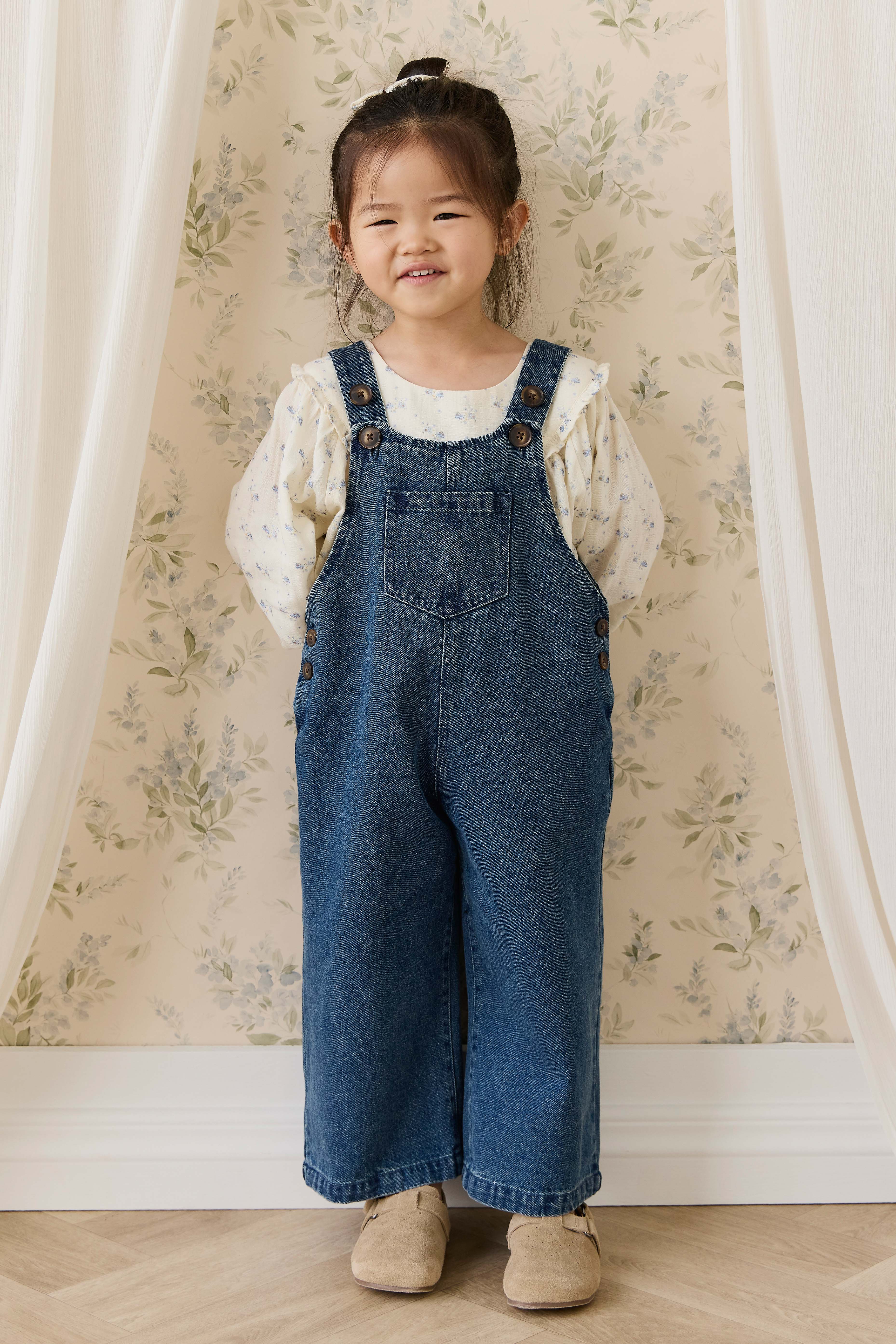 Salopette classique en jean de coton uni indigo à jambes larges avec bavette et bretelles pour enfants de 6 mois à 10 ans