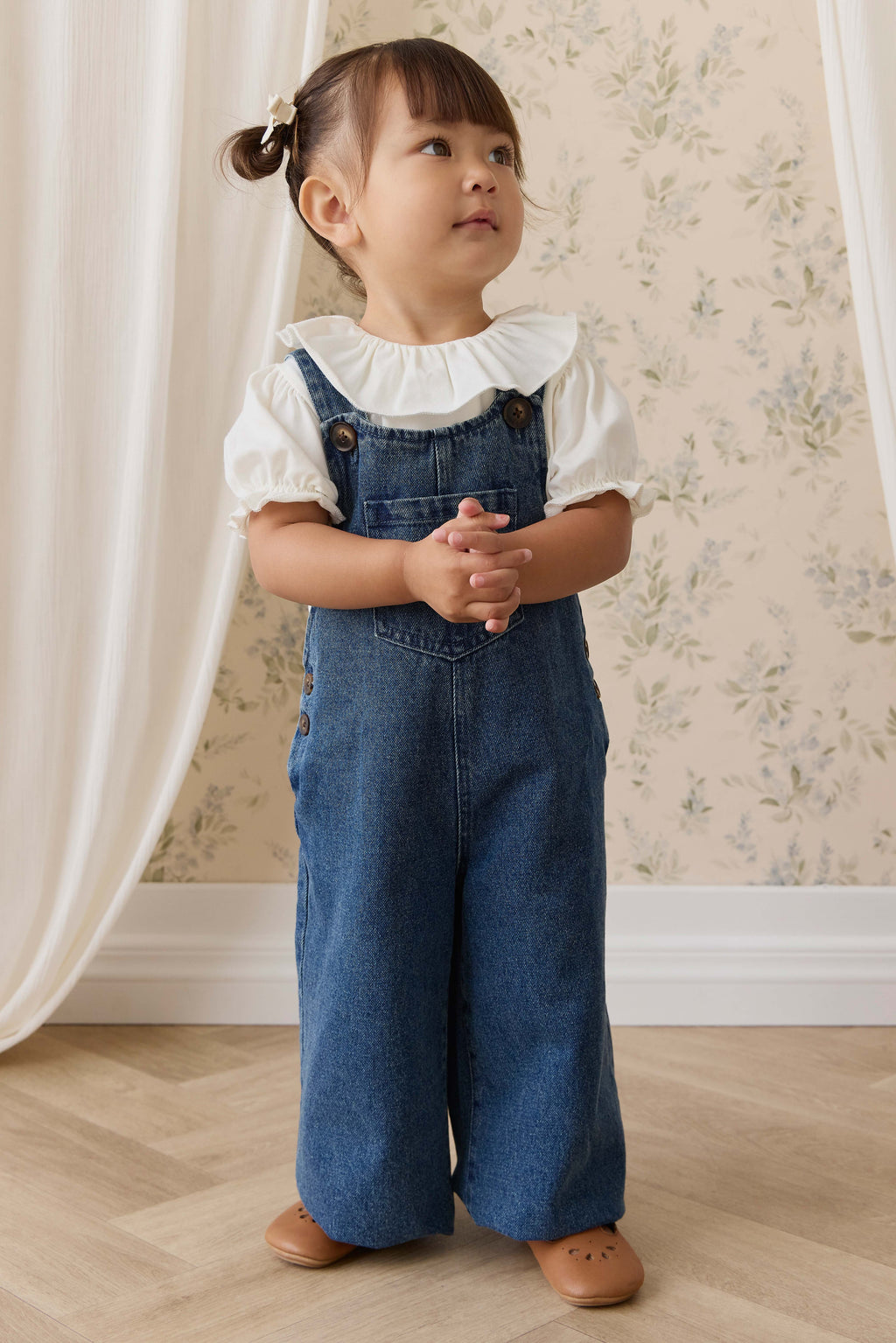 Salopette classique en jean de coton uni indigo à jambes larges avec bavette et bretelles pour enfants de 6 mois à 10 ans