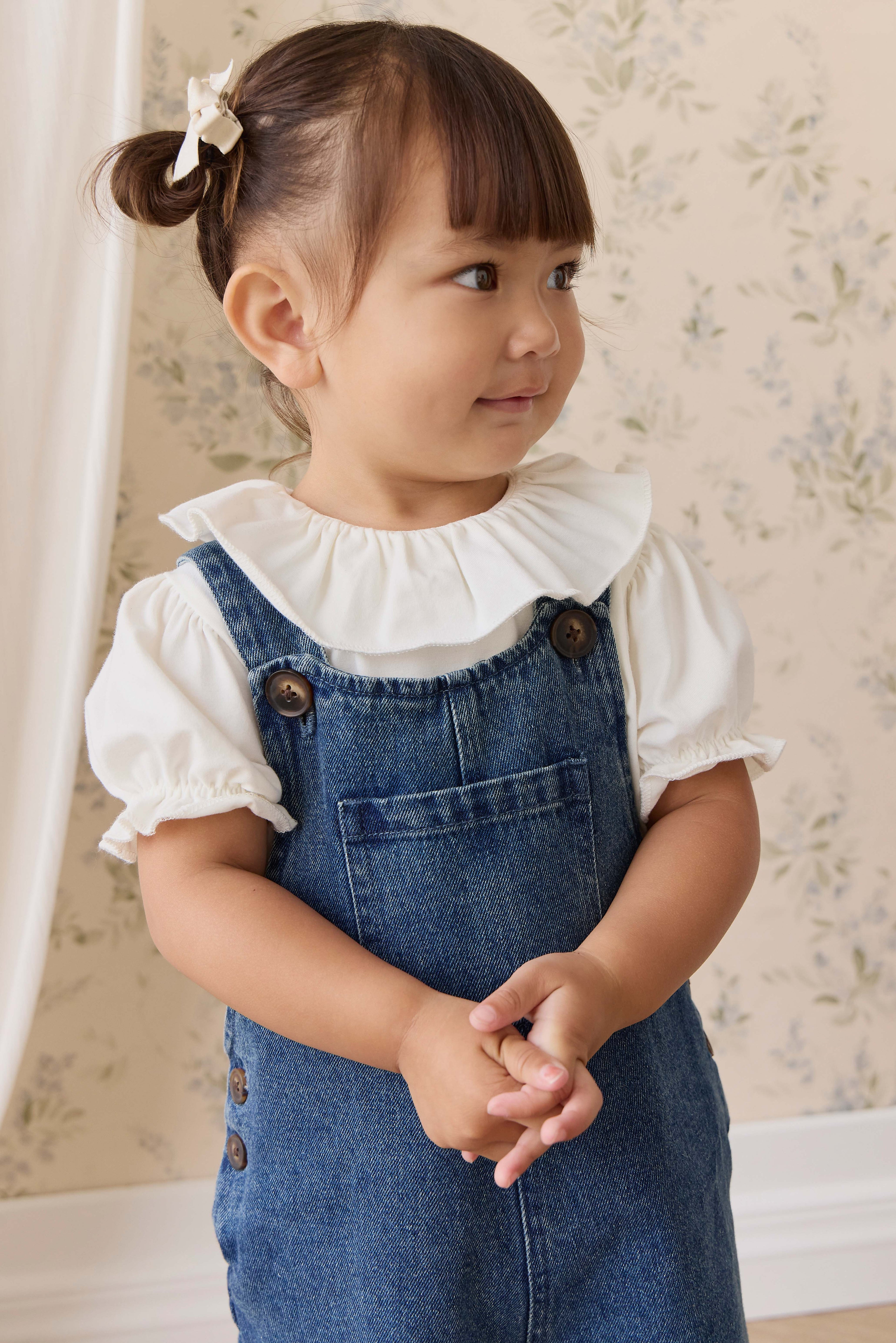 Salopette classique en jean de coton uni indigo à jambes larges avec bavette et bretelles pour enfants de 6 mois à 10 ans