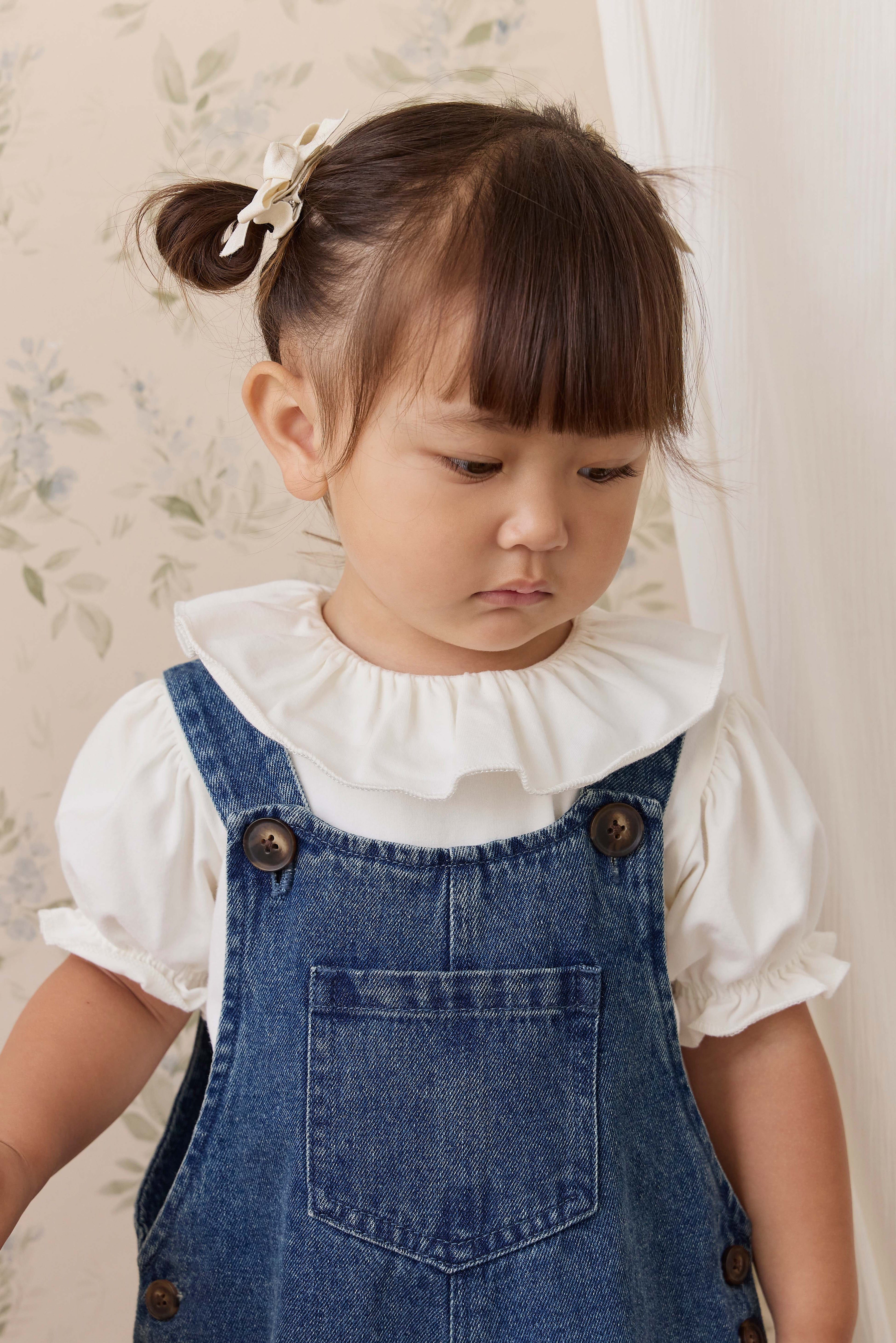 Salopette classique en jean de coton uni indigo à jambes larges avec bavette et bretelles pour enfants de 6 mois à 10 ans