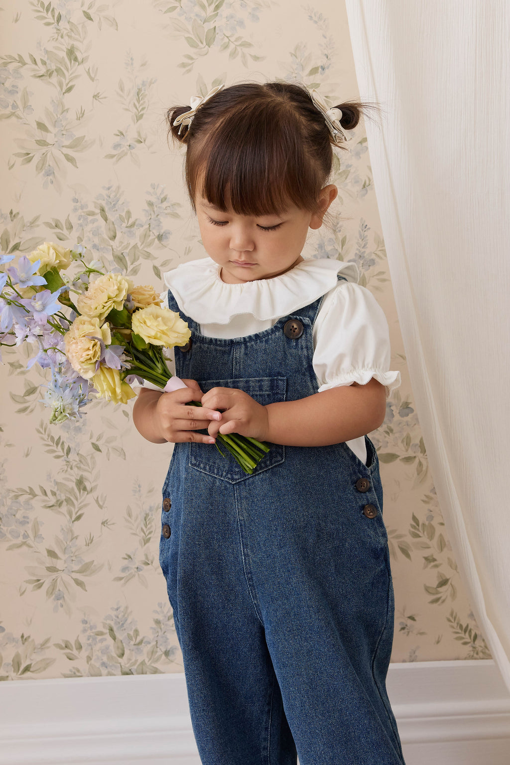 Salopette classique en jean de coton uni indigo à jambes larges avec bavette et bretelles pour enfants de 6 mois à 10 ans