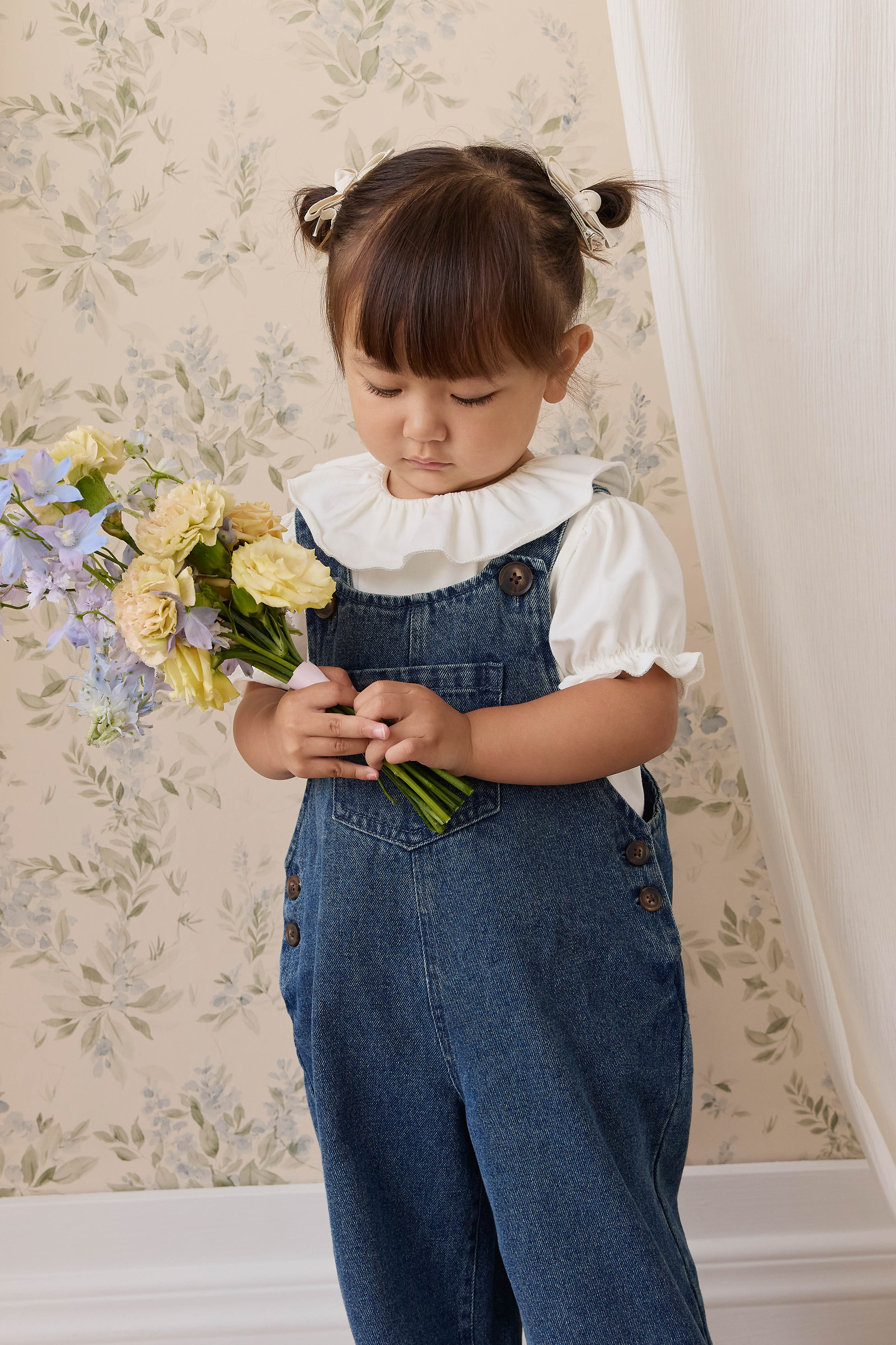 Salopette classique en jean de coton uni indigo à jambes larges avec bavette et bretelles pour enfants de 6 mois à 10 ans
