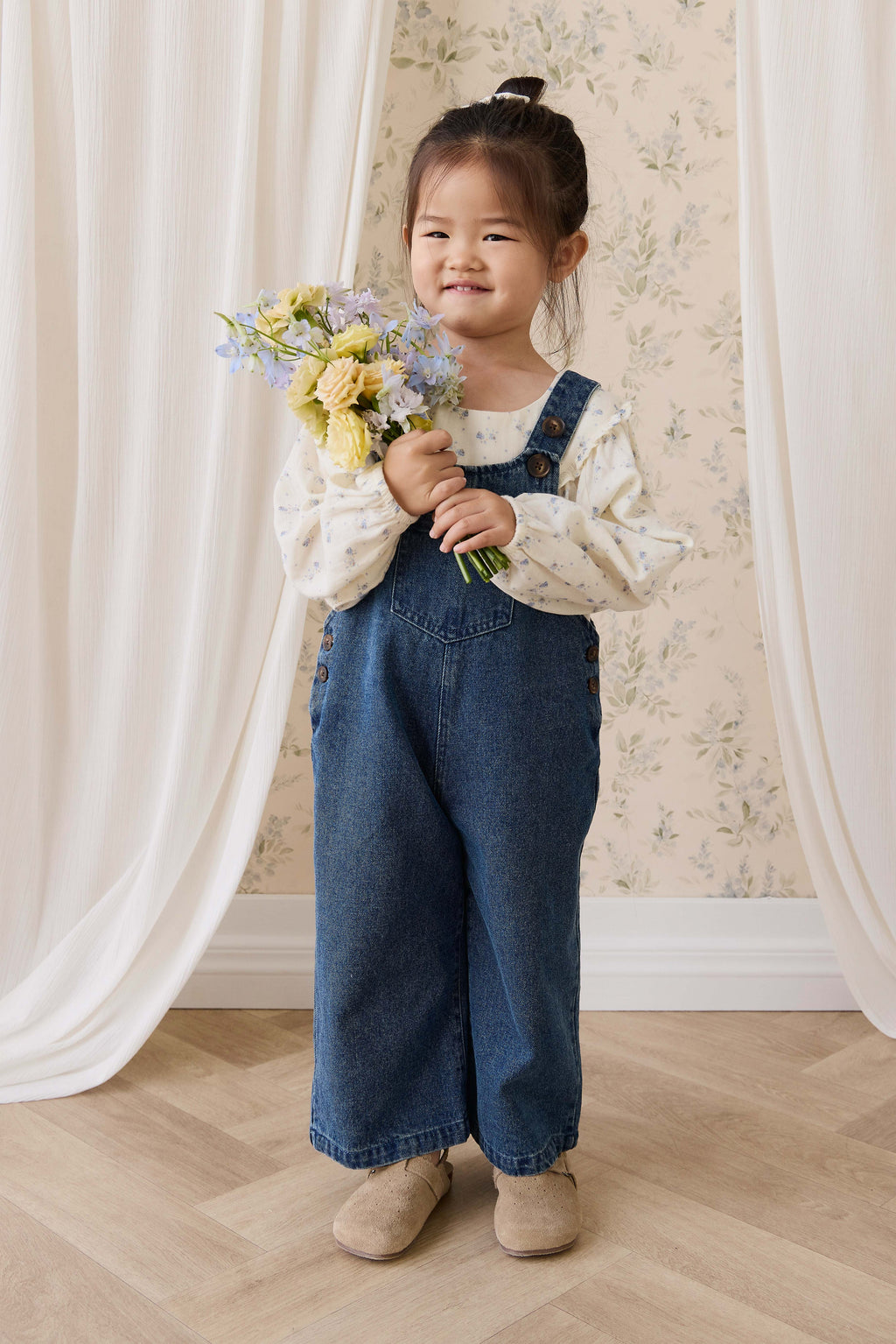 Salopette classique en jean de coton uni indigo à jambes larges avec bavette et bretelles pour enfants de 6 mois à 10 ans