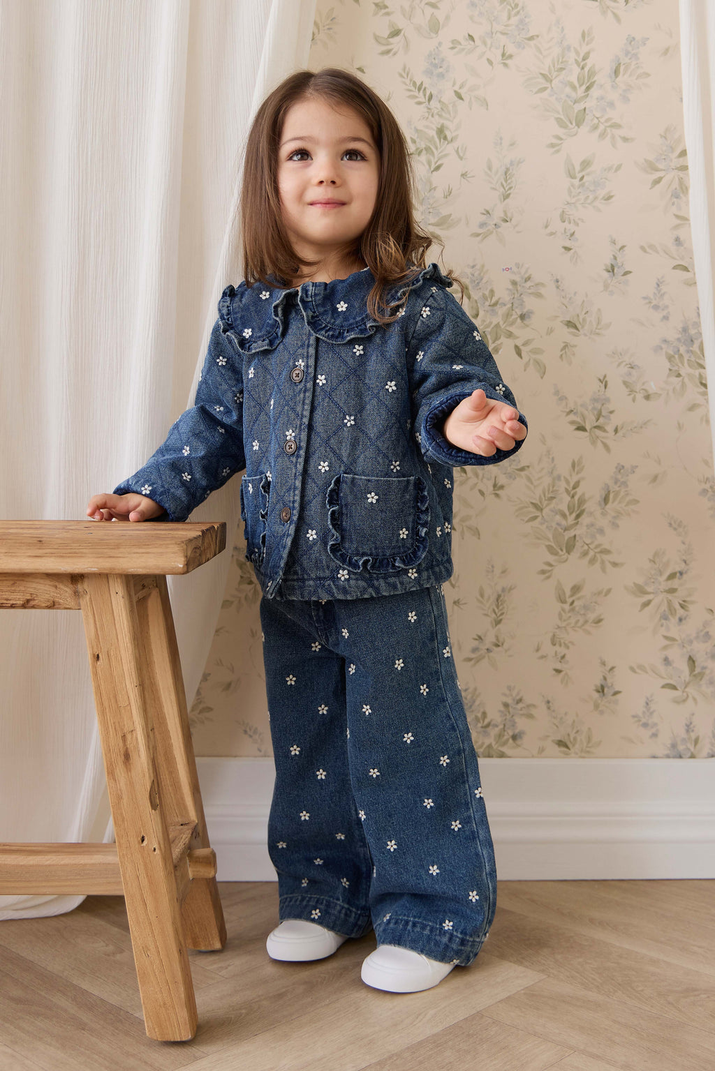 Blouson en coton légèrement rembourré à fleurs bleues romantiques avec col volanté et boutonnage sur le devant pour enfants de 6 mois à 10 ans