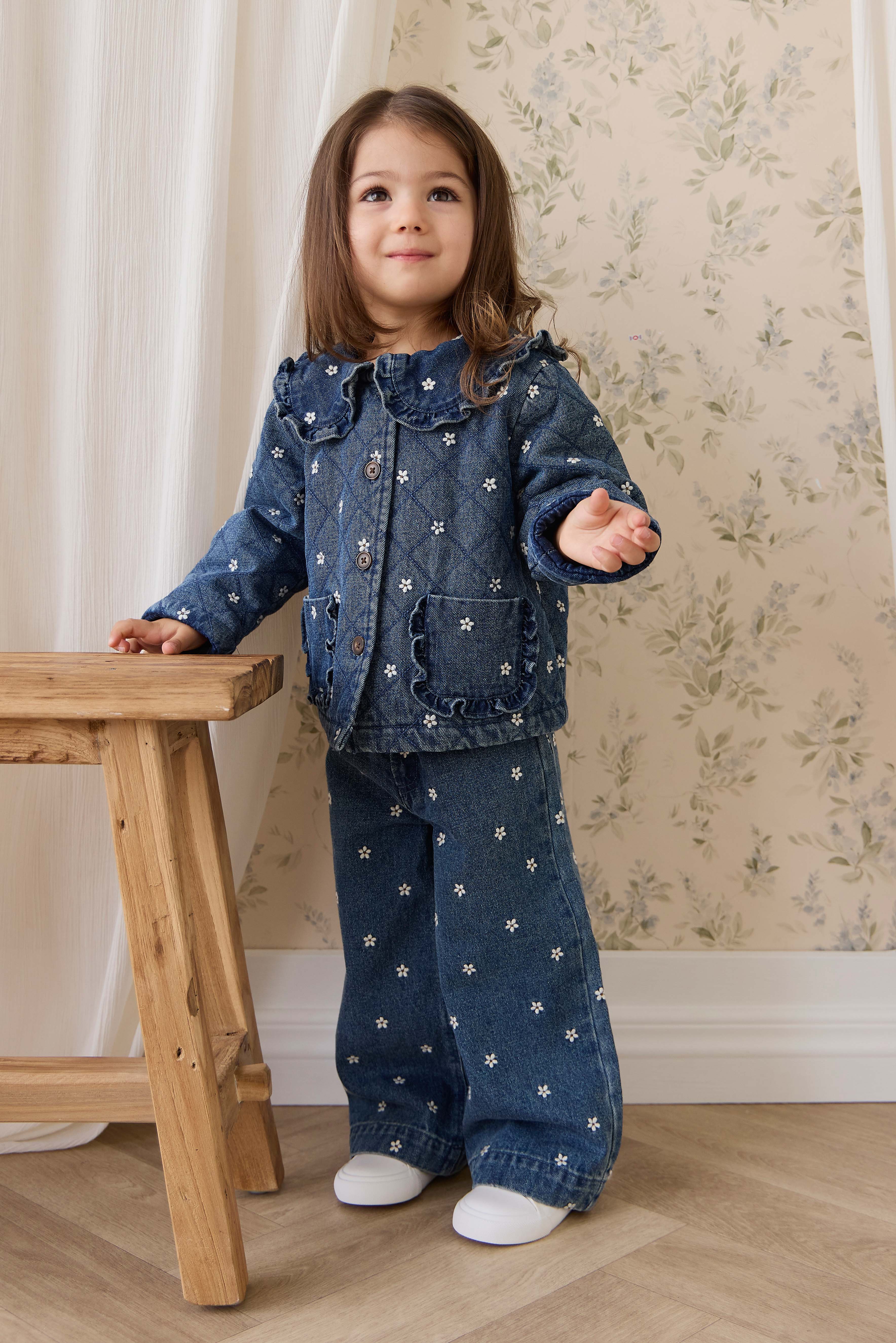Blouson en coton légèrement rembourré à fleurs bleues romantiques avec col volanté et boutonnage sur le devant pour enfants de 6 mois à 10 ans