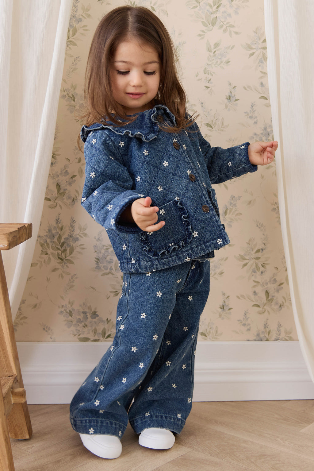 Blouson en coton légèrement rembourré à fleurs bleues romantiques avec col volanté et boutonnage sur le devant pour enfants de 6 mois à 10 ans