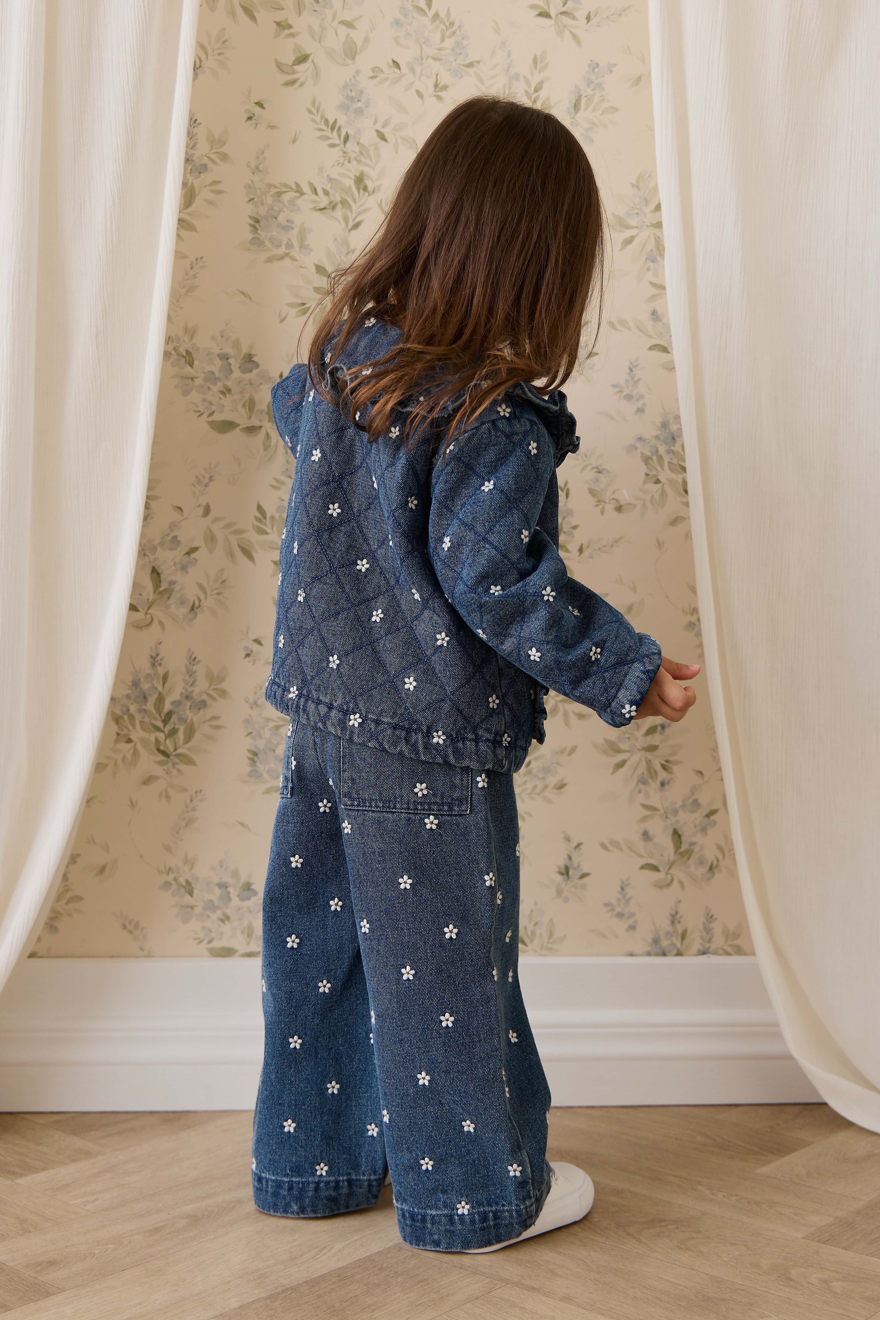 Blouson en coton légèrement rembourré à fleurs bleues romantiques avec col volanté et boutonnage sur le devant pour enfants de 6 mois à 10 ans