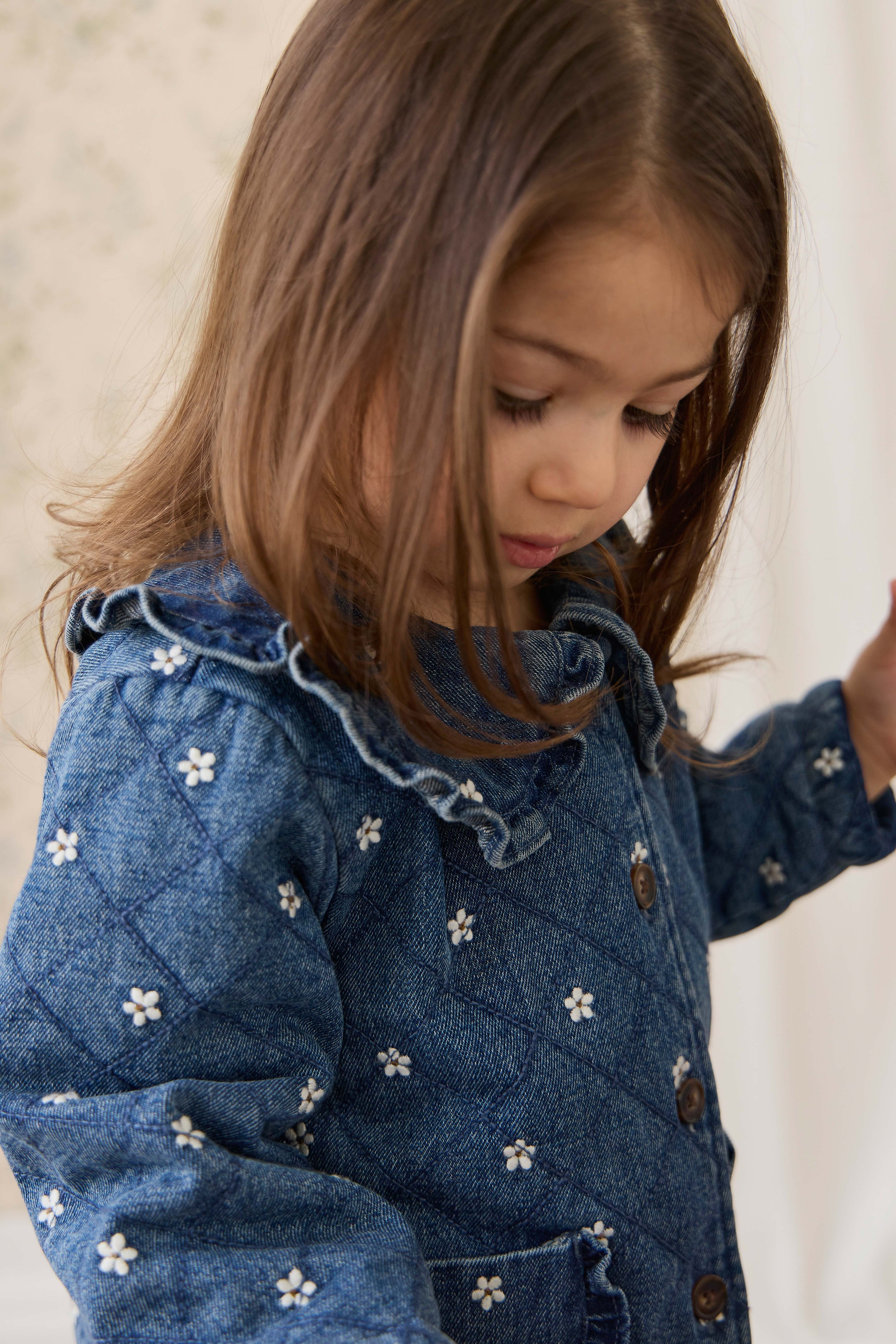 Blouson en coton légèrement rembourré à fleurs bleues romantiques avec col volanté et boutonnage sur le devant pour enfants de 6 mois à 10 ans