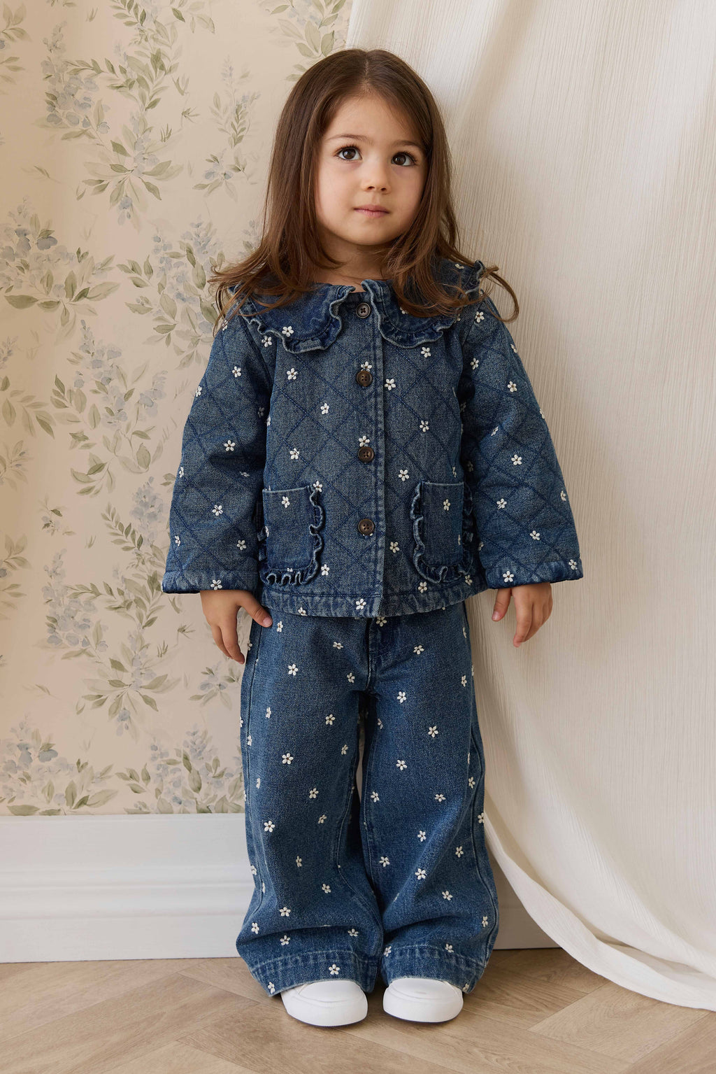 Blouson en coton légèrement rembourré à fleurs bleues romantiques avec col volanté et boutonnage sur le devant pour enfants de 6 mois à 10 ans