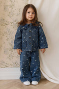 Blouson en coton légèrement rembourré à fleurs bleues romantiques avec col volanté et boutonnage sur le devant pour enfants de 6 mois à 10 ans