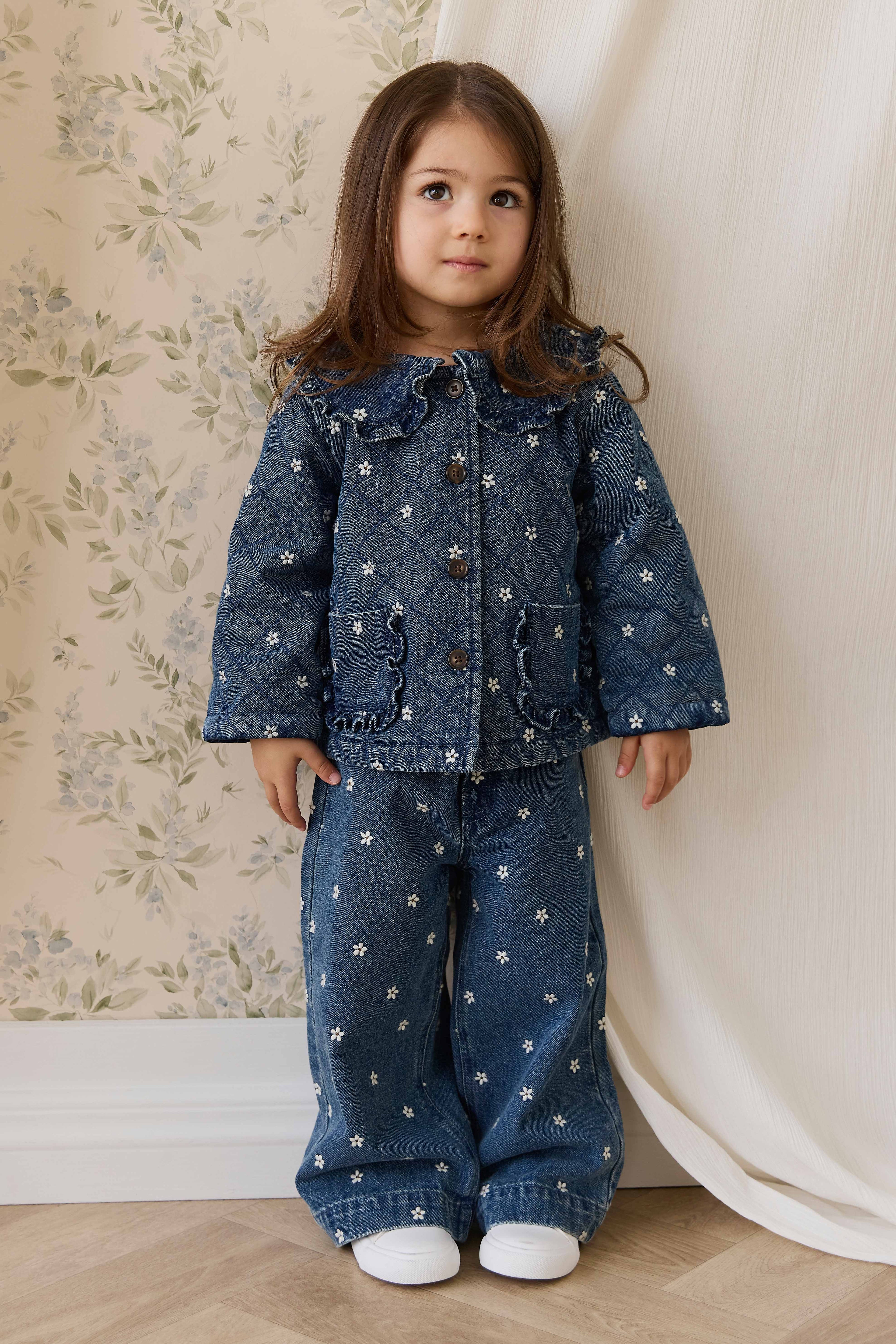 Blouson en coton légèrement rembourré à fleurs bleues romantiques avec col volanté et boutonnage sur le devant pour enfants de 6 mois à 10 ans