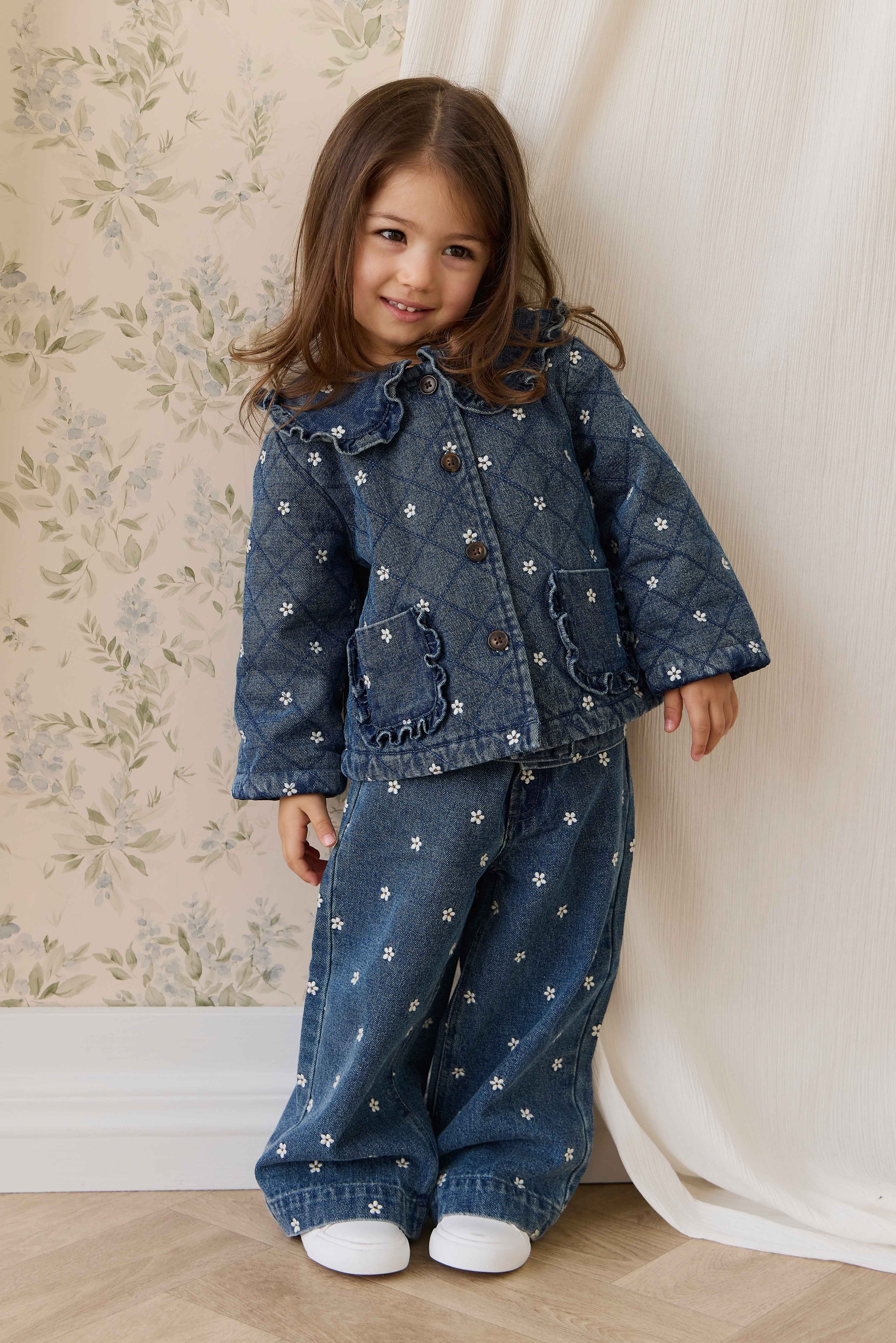 Blouson en coton légèrement rembourré à fleurs bleues romantiques avec col volanté et boutonnage sur le devant pour enfants de 6 mois à 10 ans